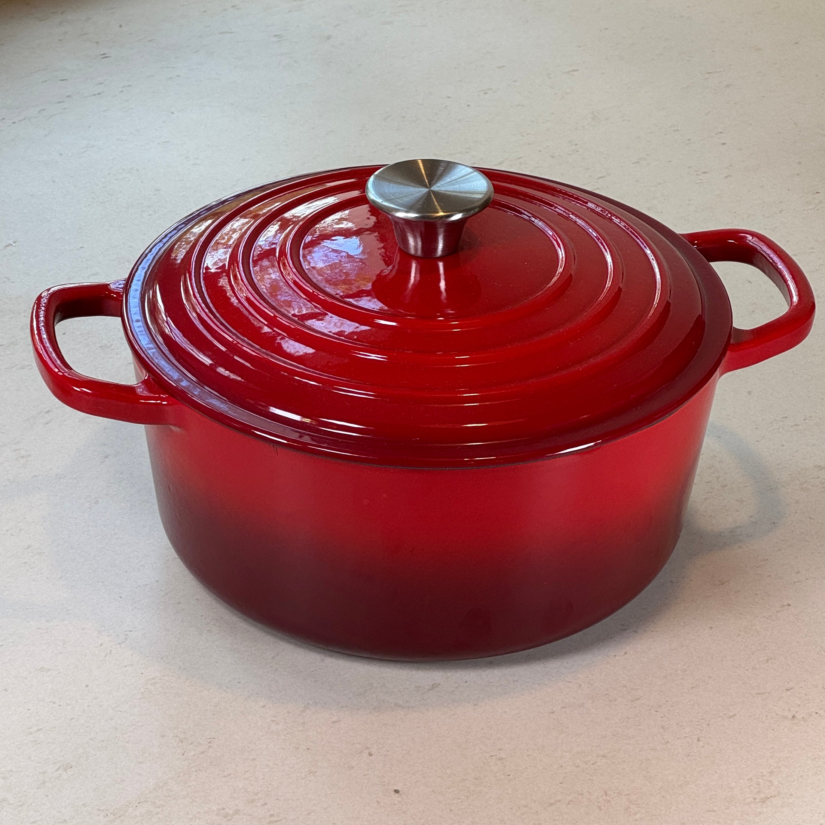 Cocotte ronde en fonte émaillée – Rouge Cerise