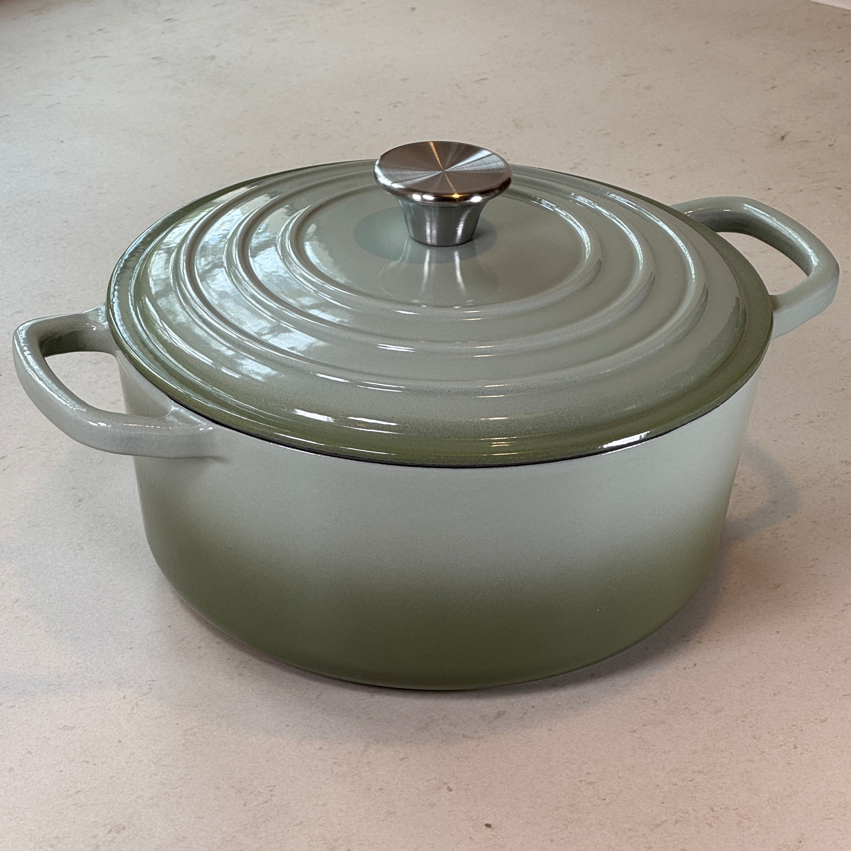 Cocotte ronde en fonte émaillée – Vert Sauge