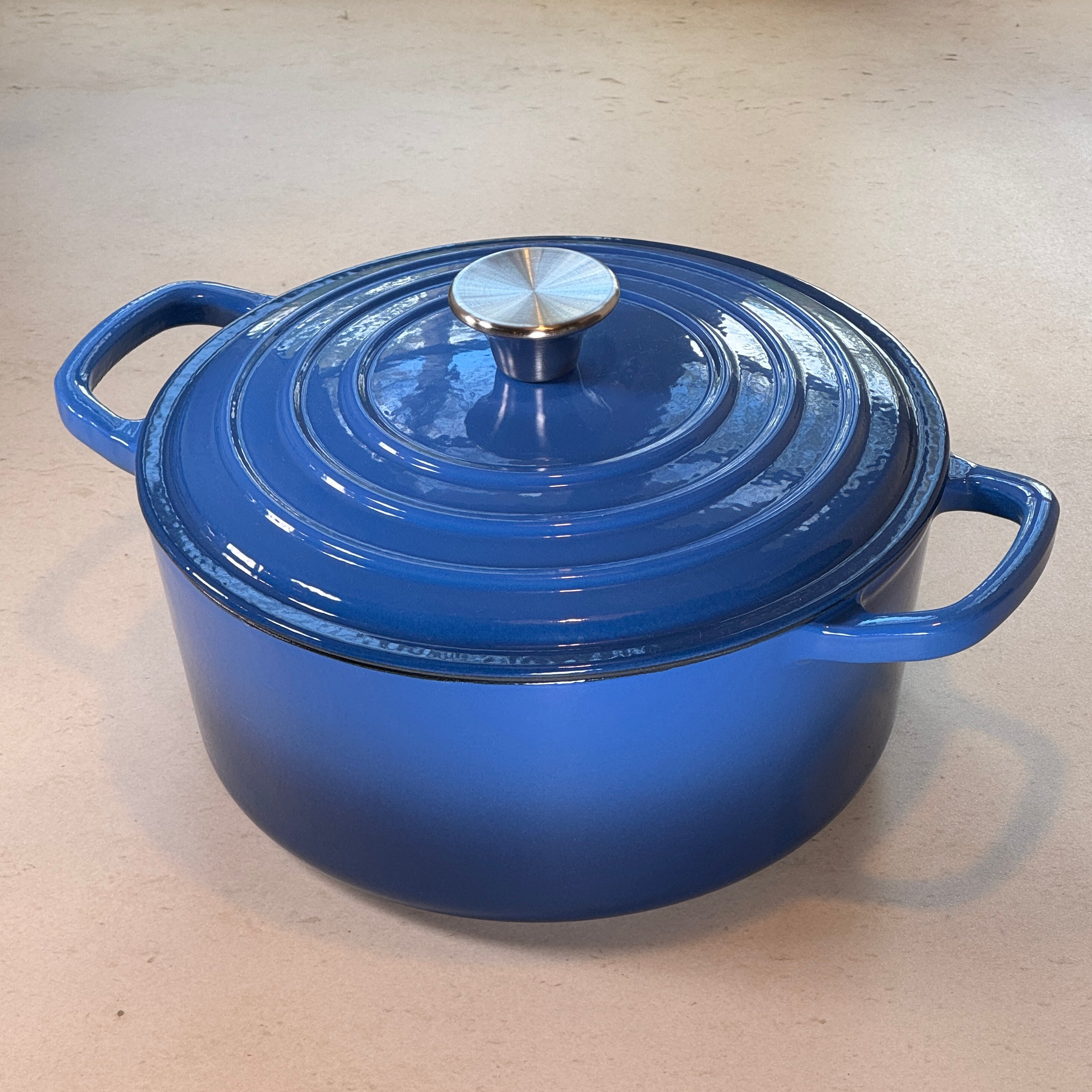 Cocotte ronde en fonte émaillée – Bleu Myrtille