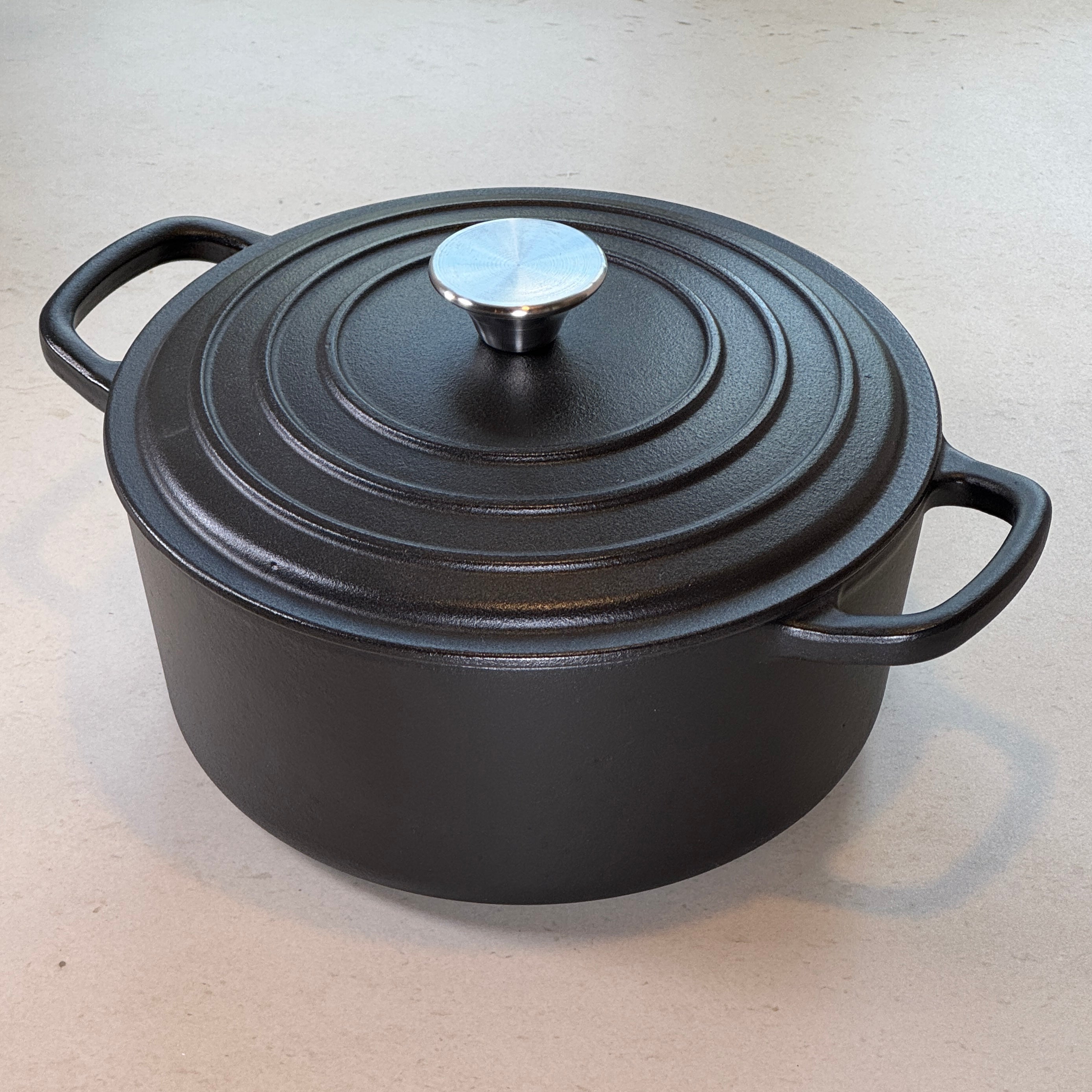 Round cast iron casserole dish – Matte black