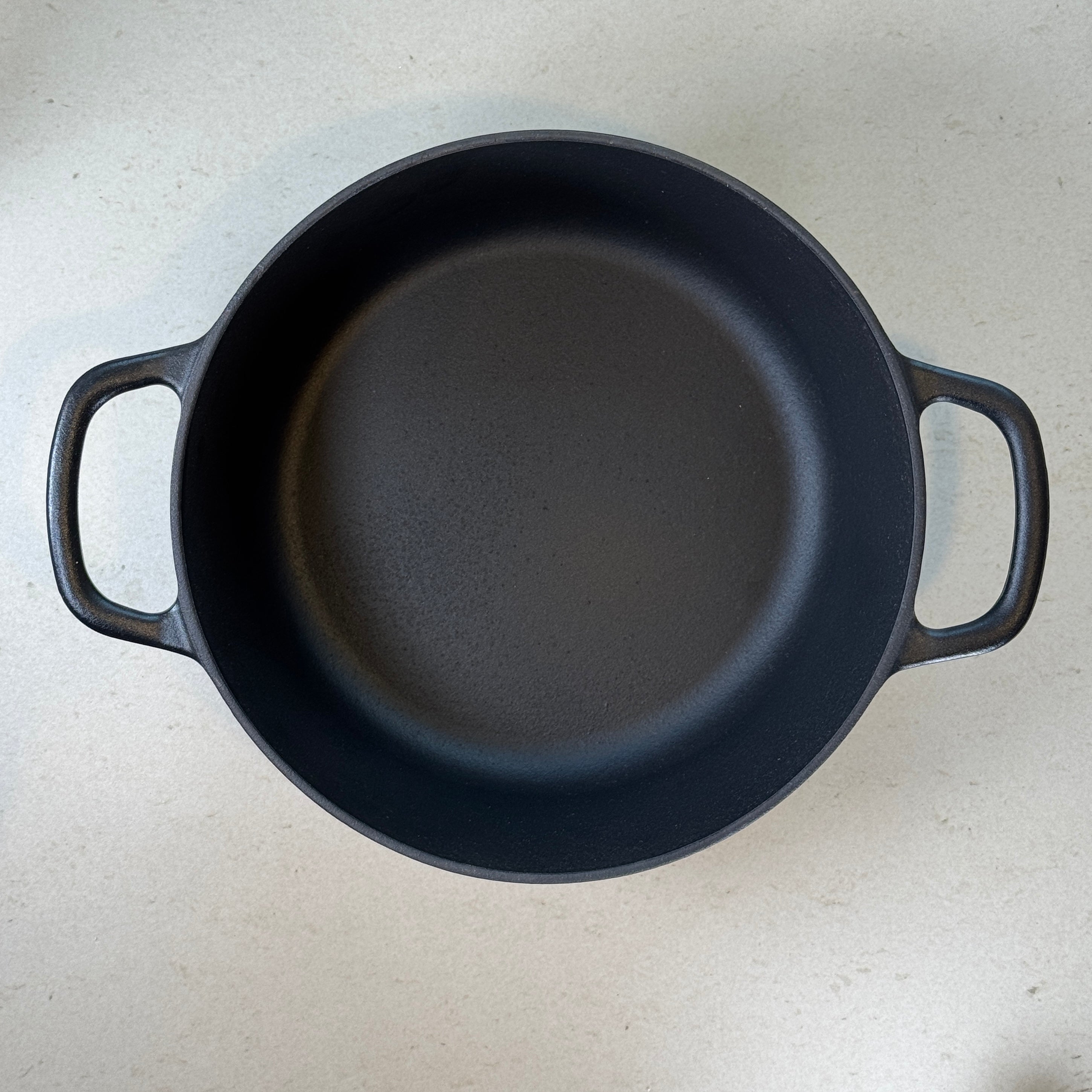 Round cast iron casserole dish – Matte black