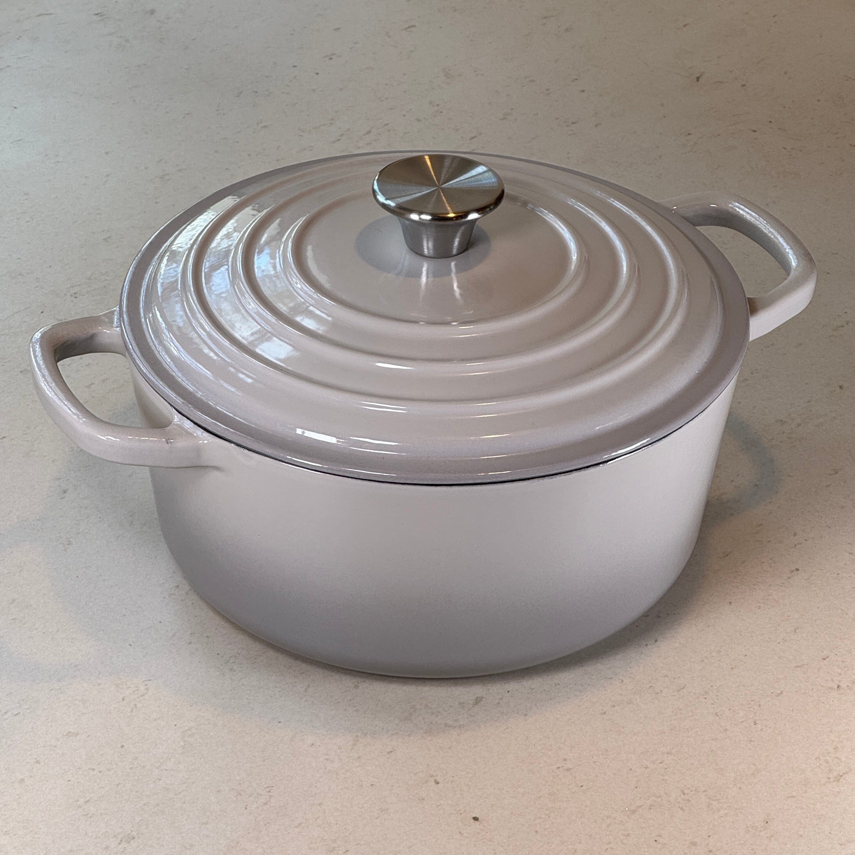 Cocotte ronde en fonte émaillée – Gris Meringue