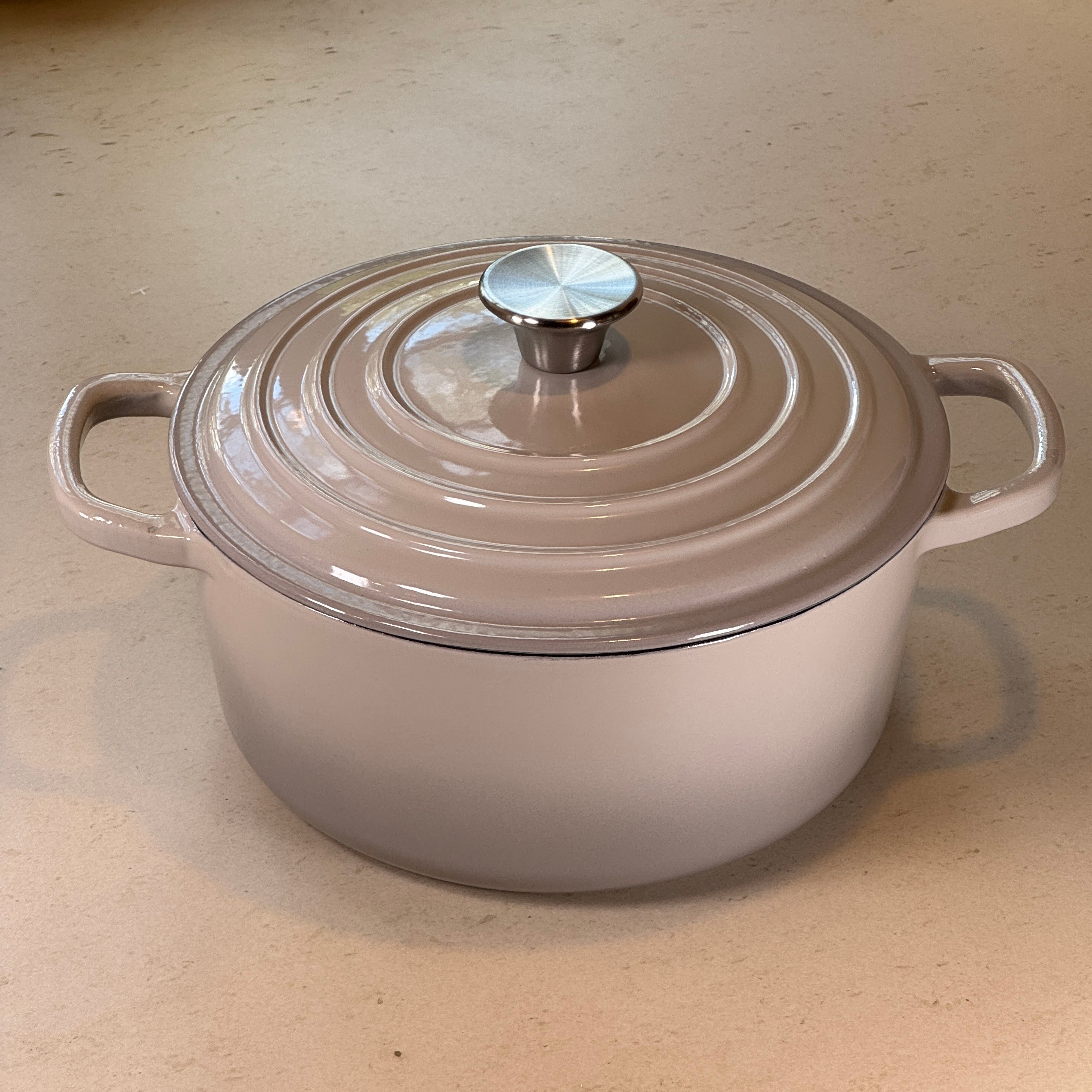 Cocotte ronde en fonte émaillée – Gris Meringue