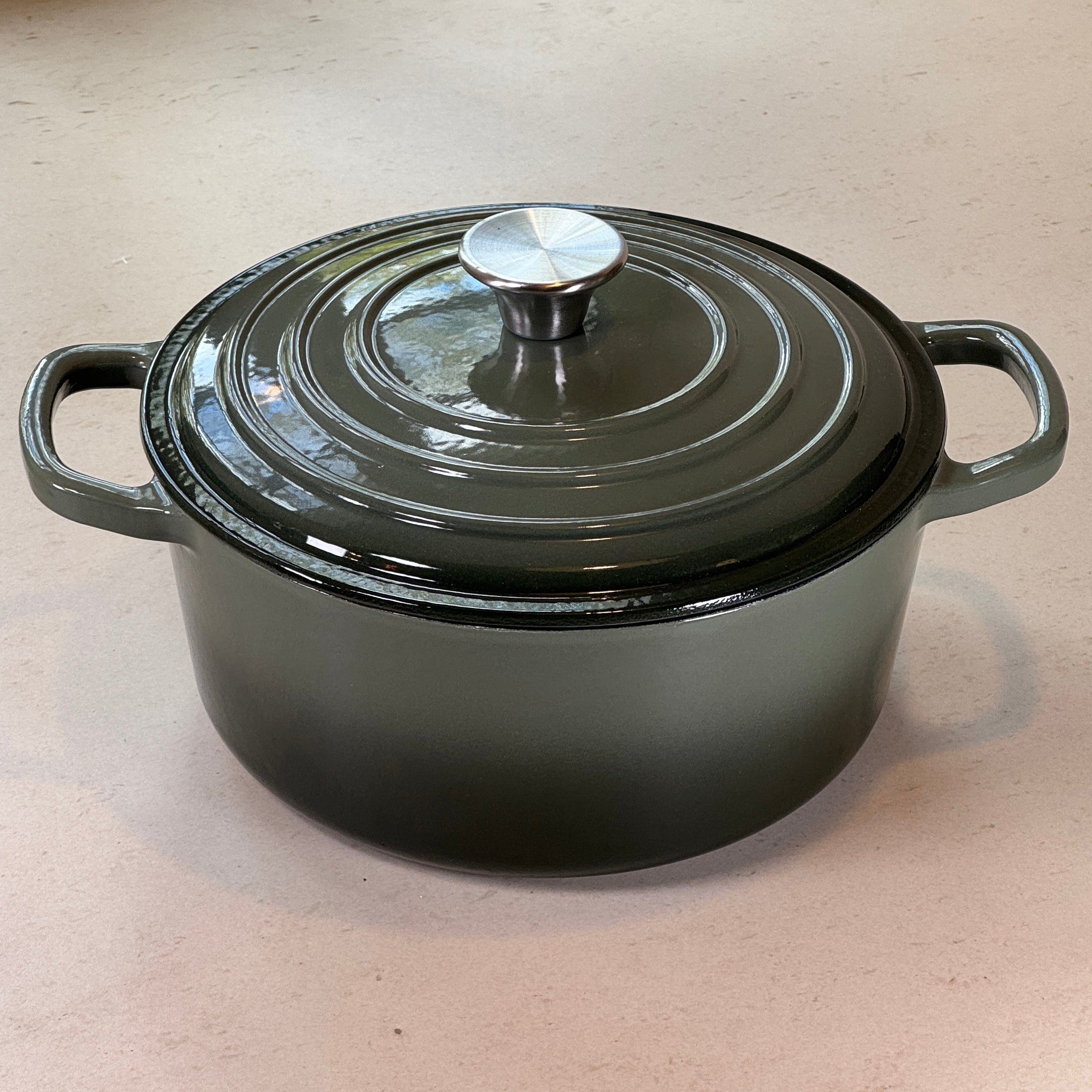Cocotte ronde en fonte émaillée – Vert Sapin