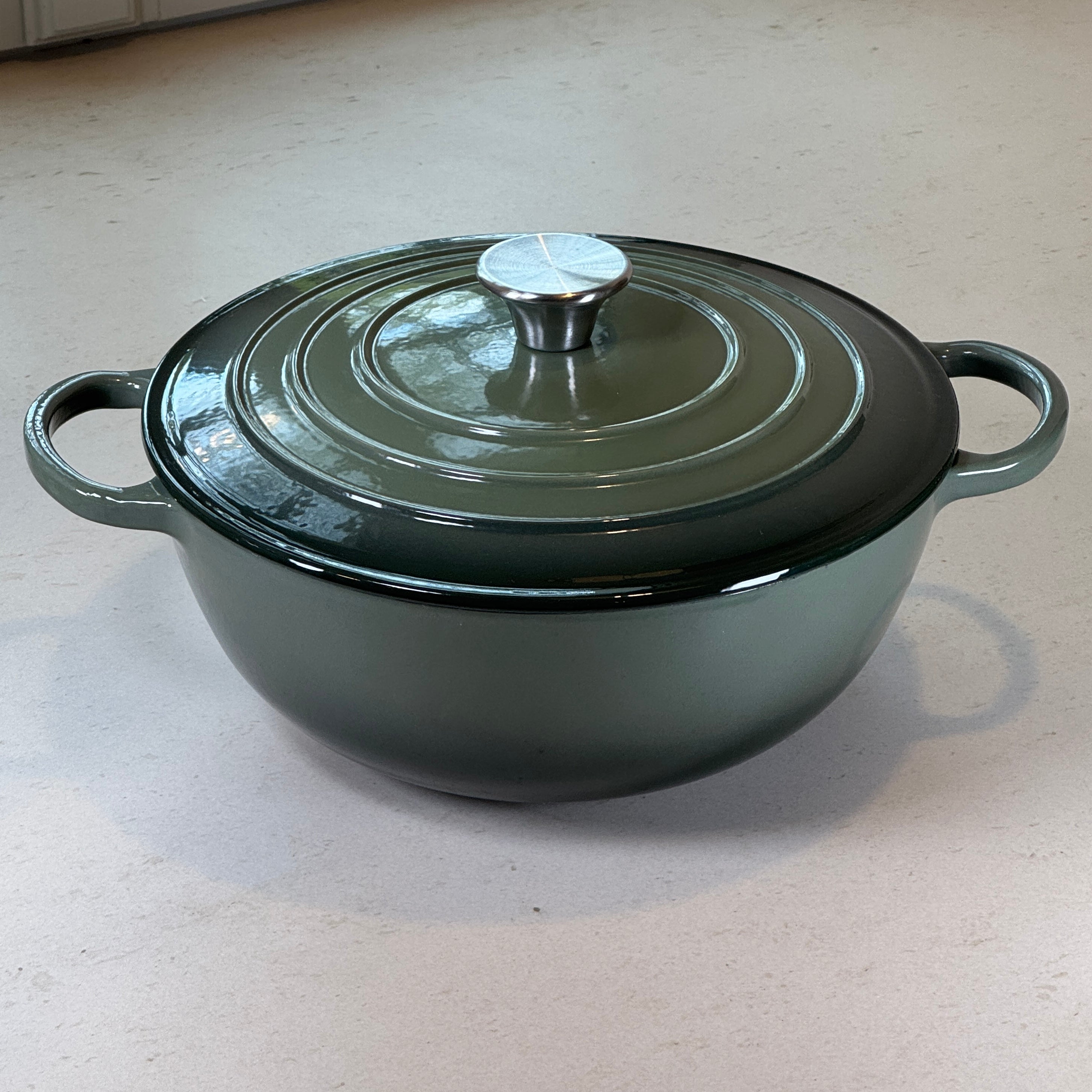 Marmite ronde en fonte émaillée – Vert Sapin