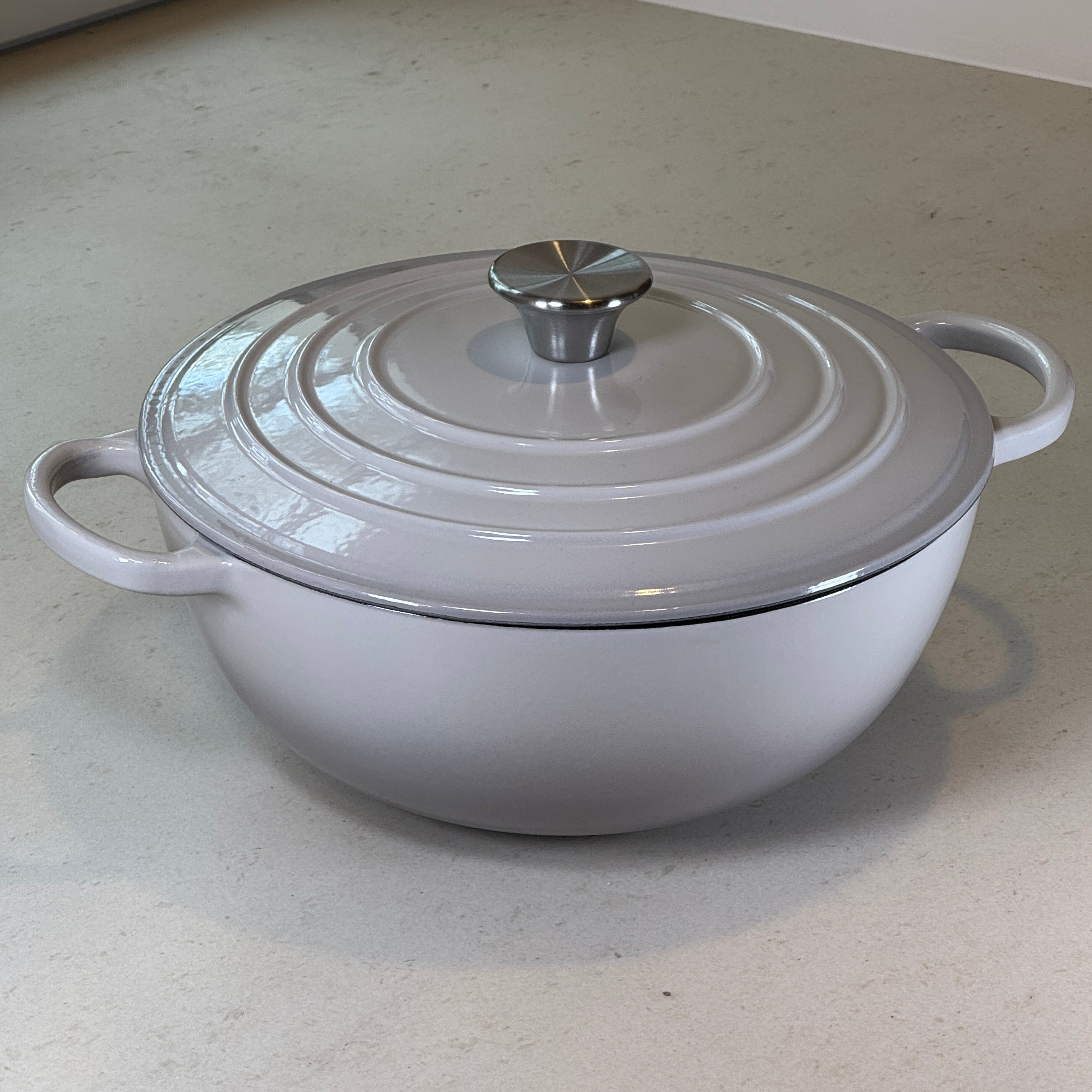 Marmite ronde en fonte émaillée – Gris Meringue