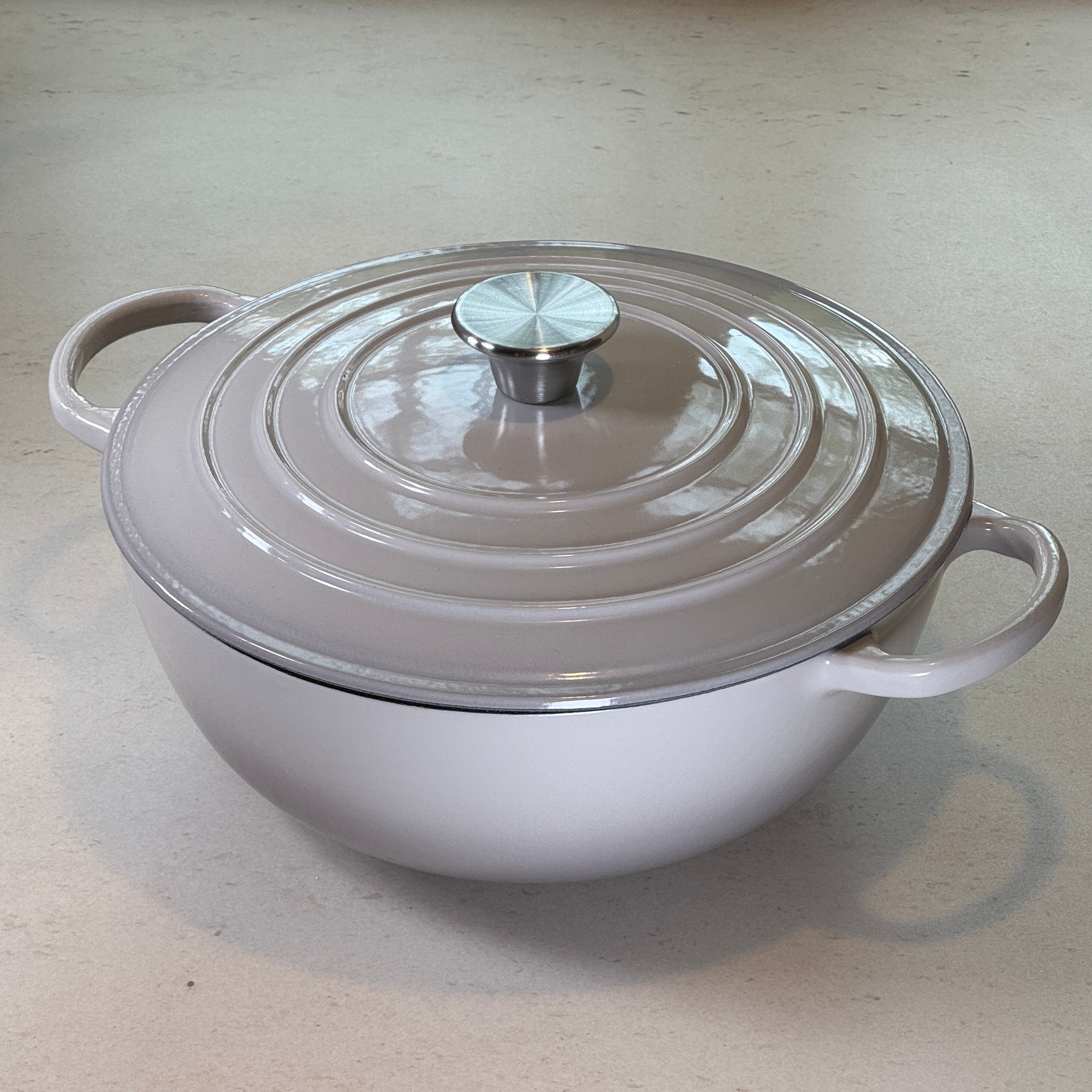 Marmite ronde en fonte émaillée – Gris Meringue