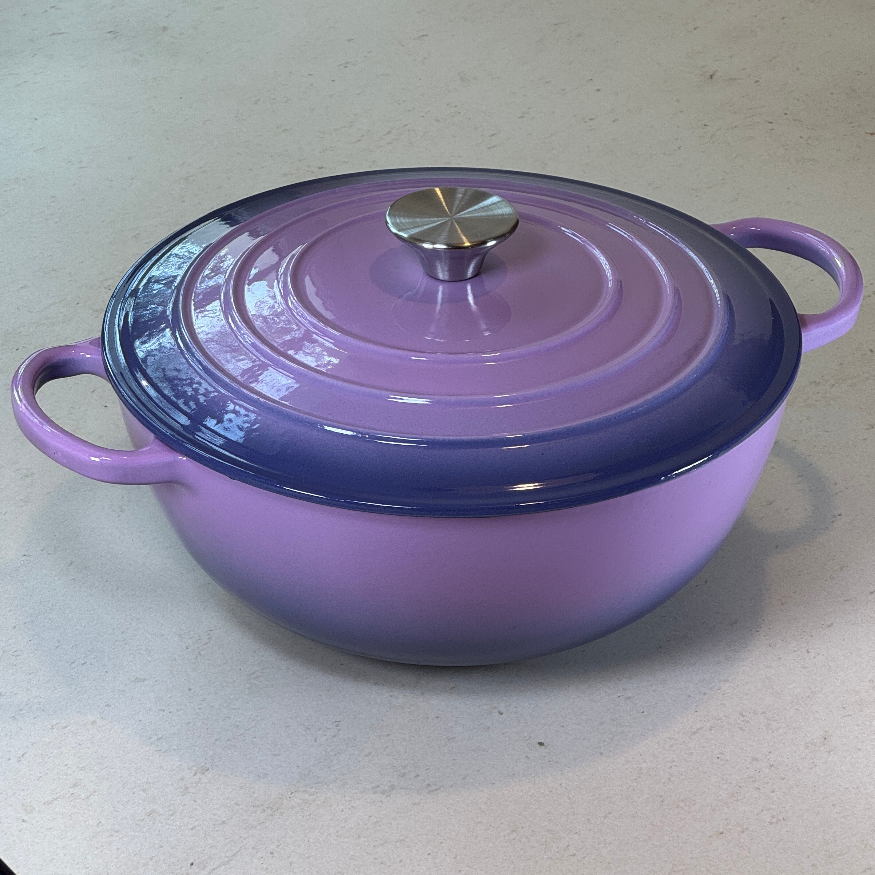 Marmite ronde en fonte émaillée – Violet Prune