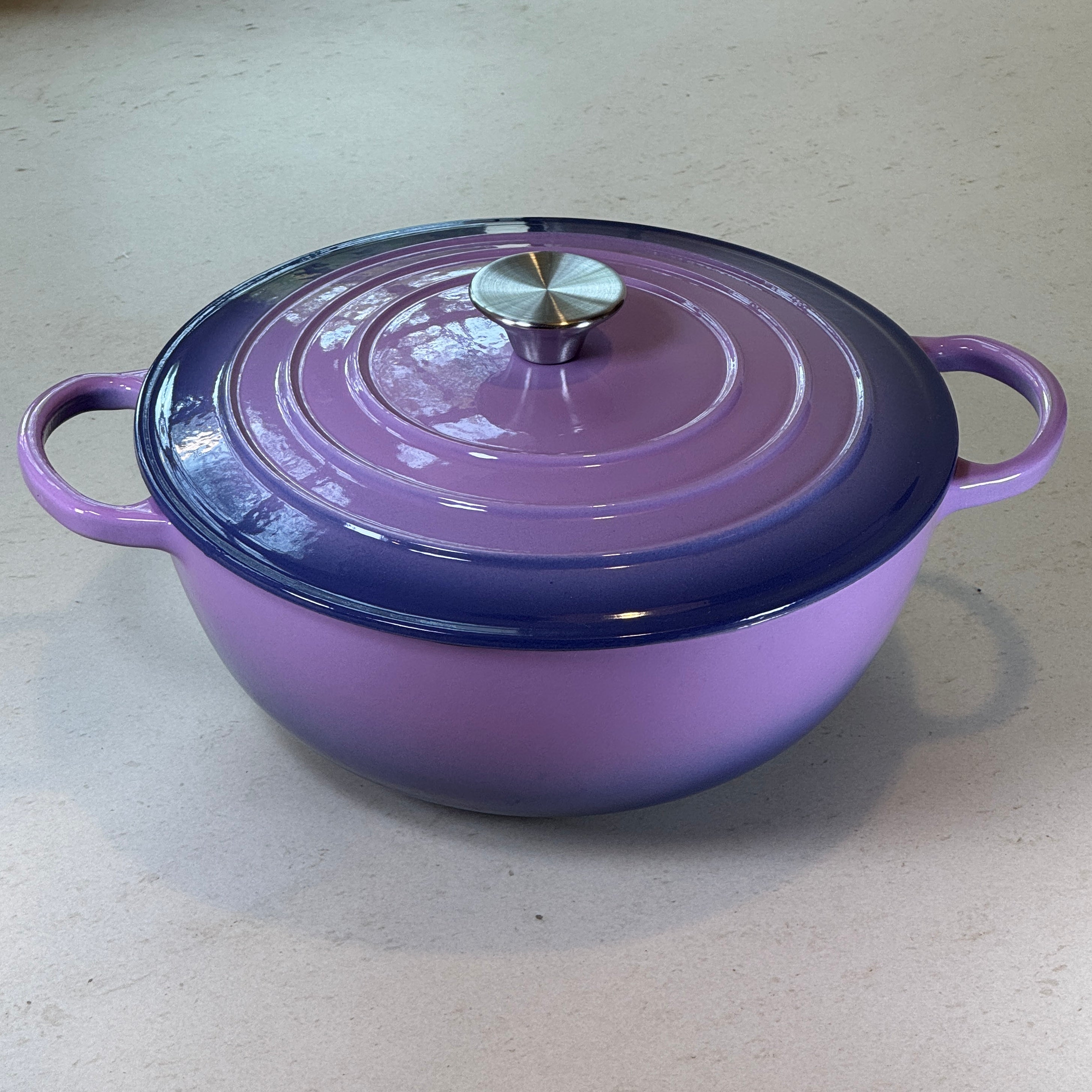 Marmite ronde en fonte émaillée – Violet Prune