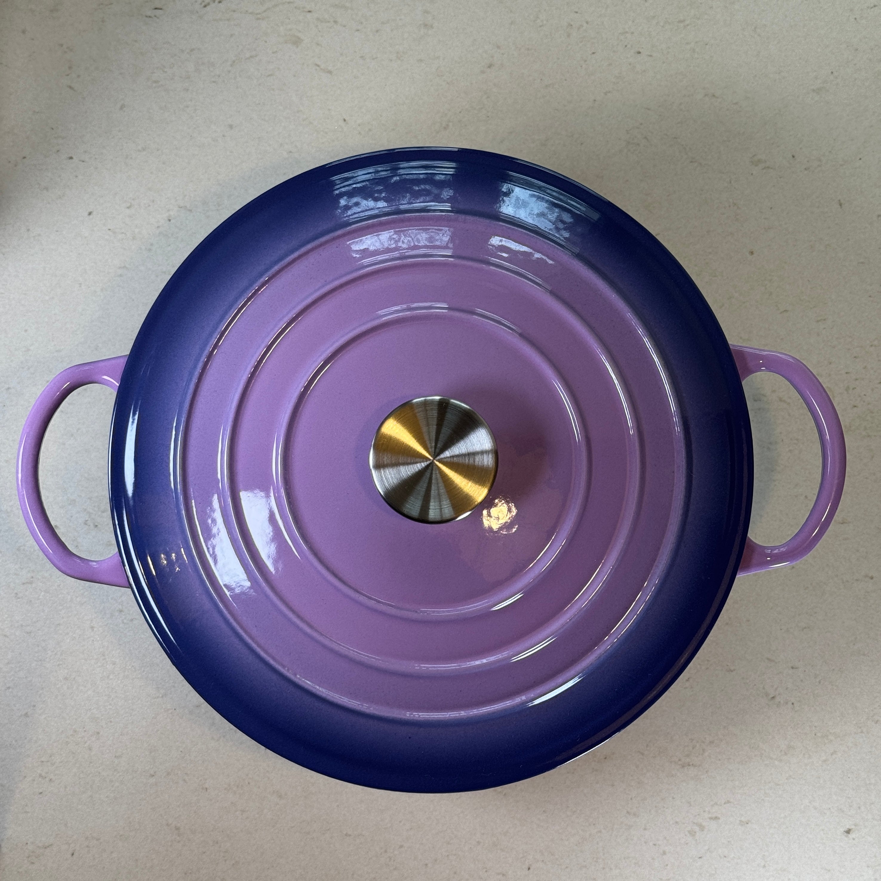 Marmite ronde en fonte émaillée – Violet Prune