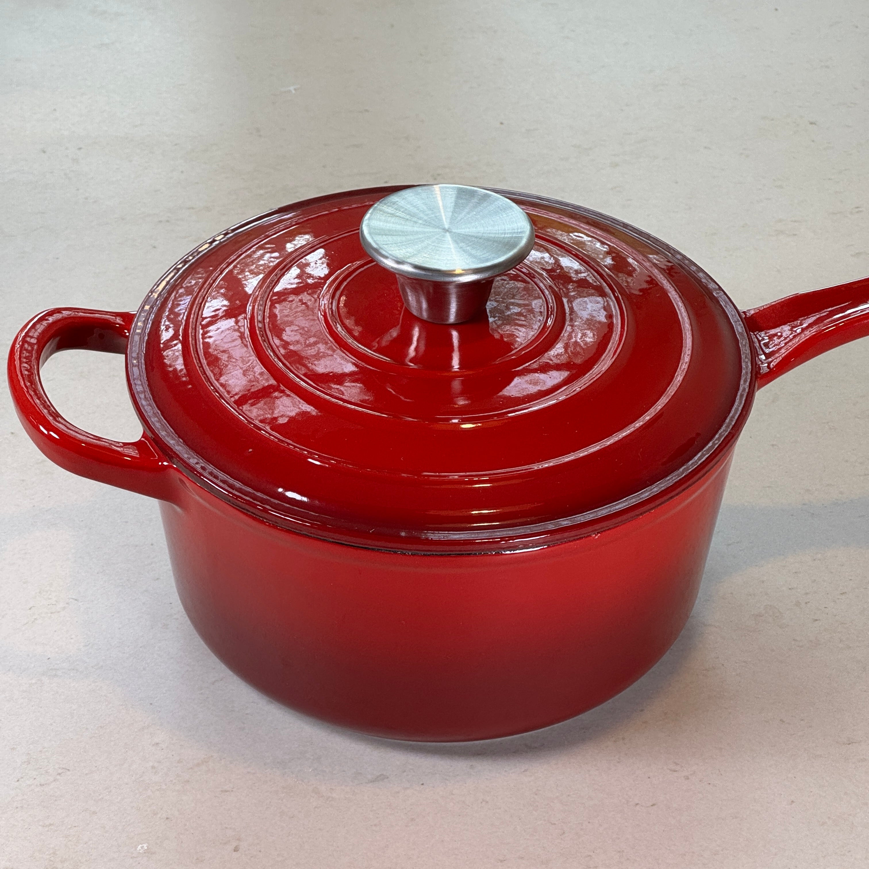 Casserole ronde en fonte émaillée – Rouge Cerise