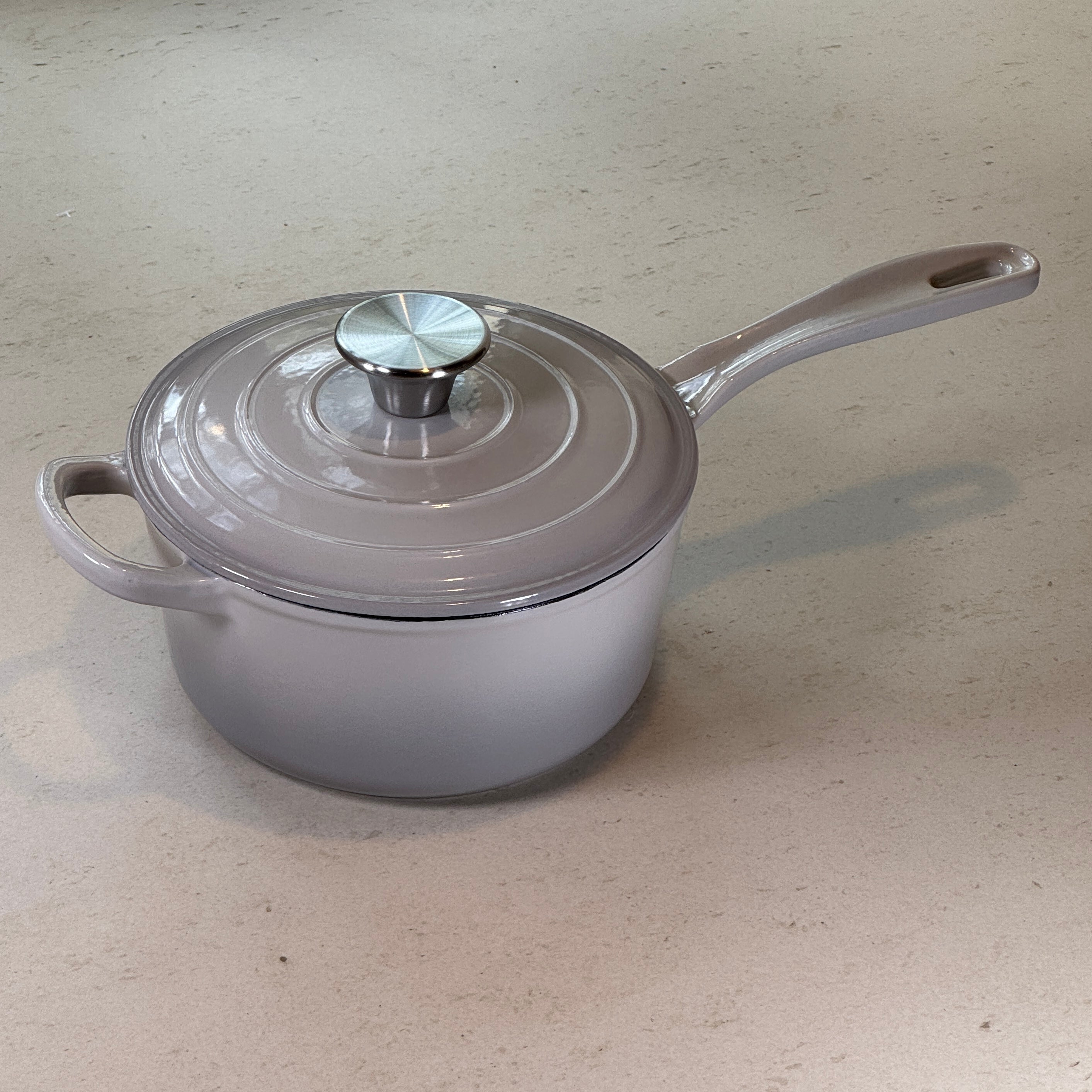 Casserole ronde en fonte émaillée – Gris Meringue
