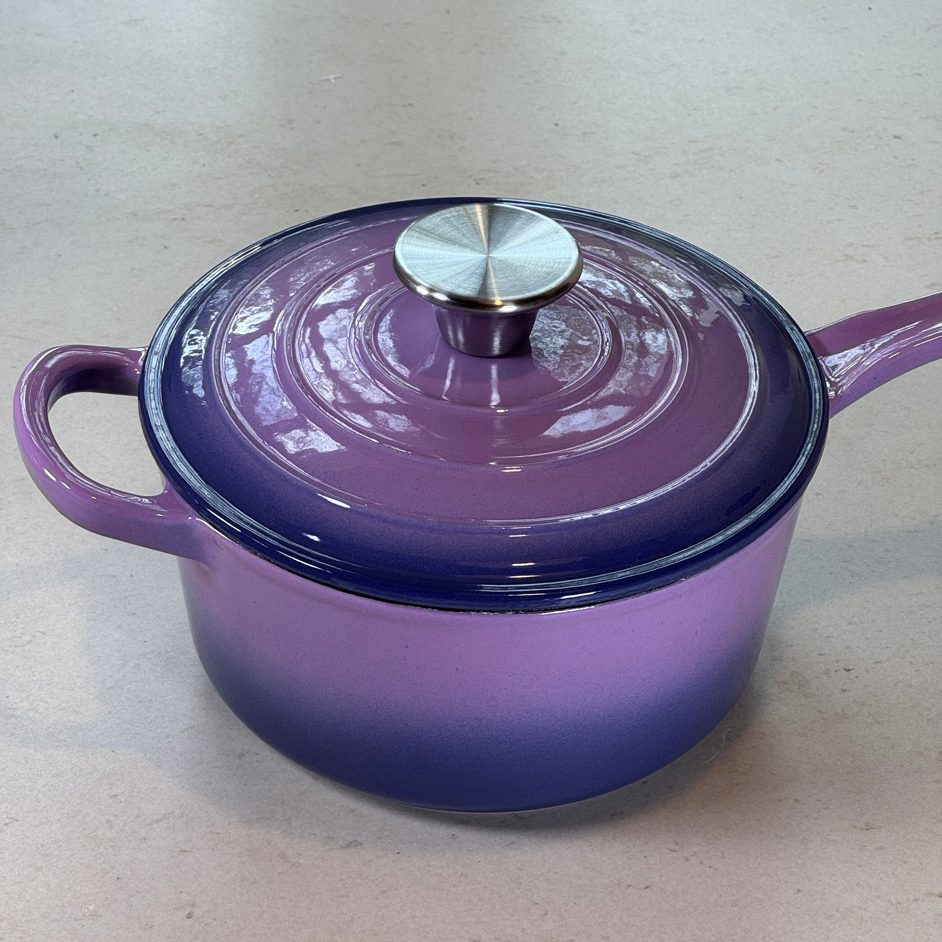 Casserole ronde en fonte émaillée – Violet Prune