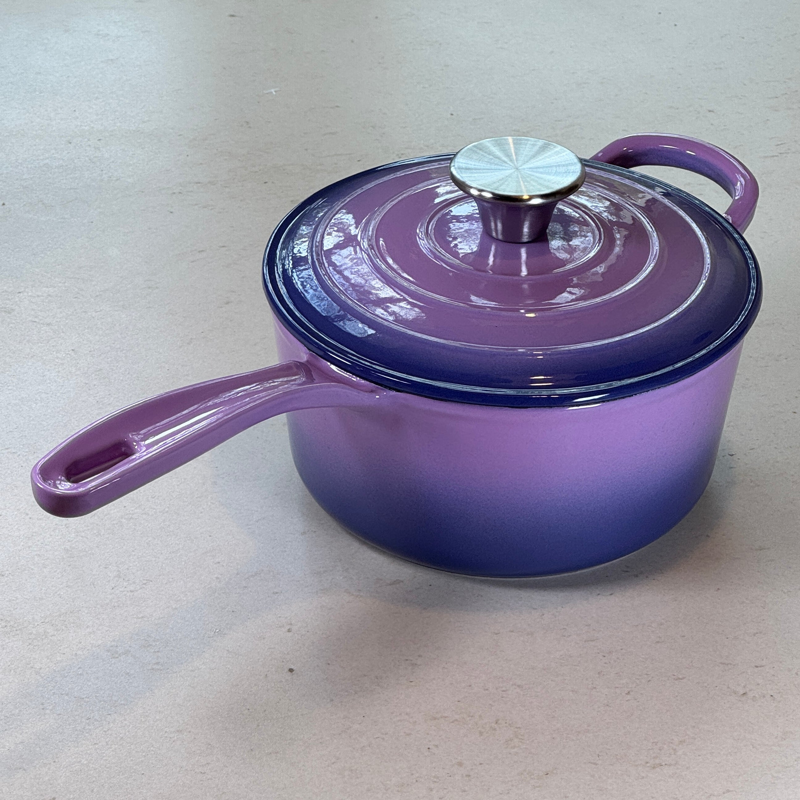 Casserole ronde en fonte émaillée – Violet Prune