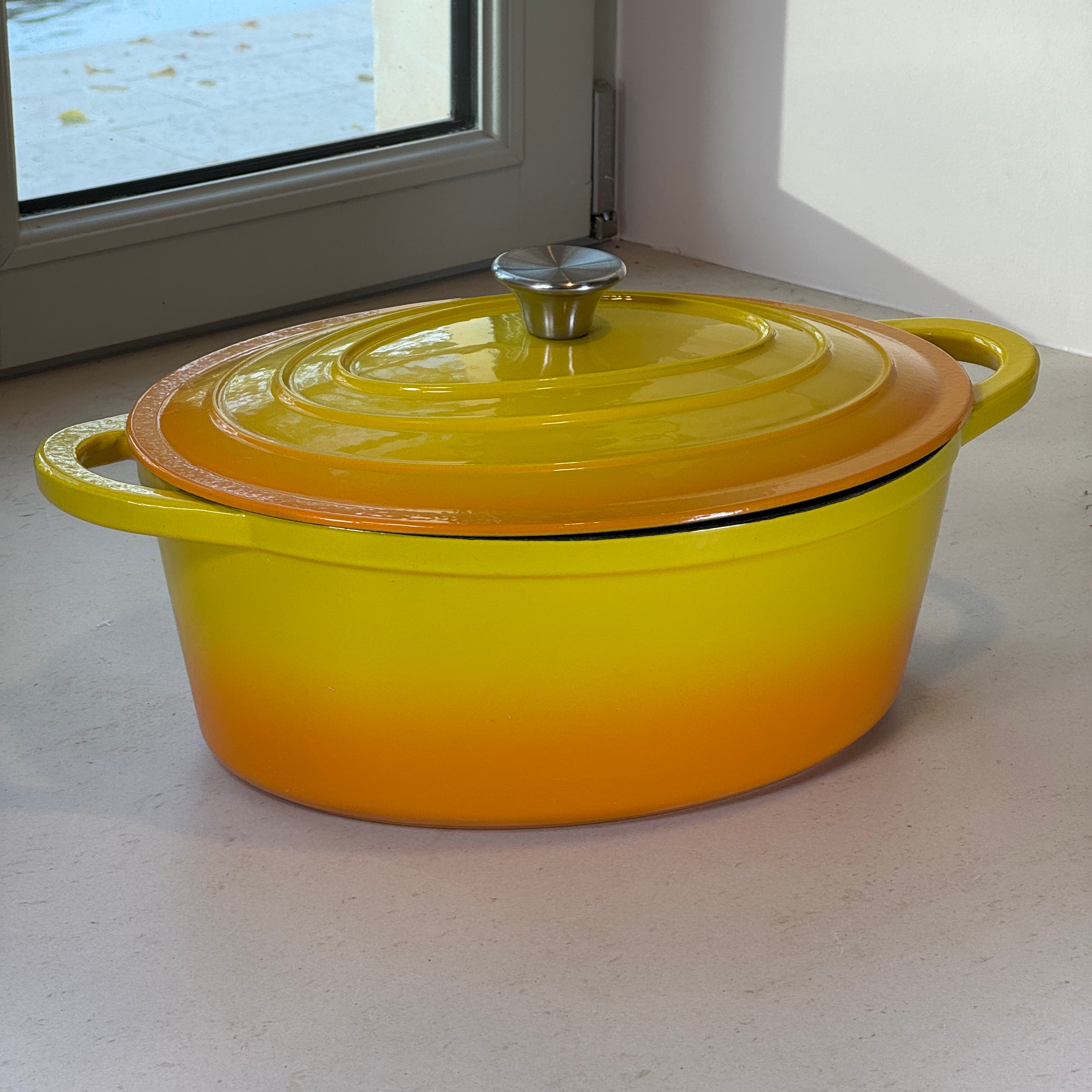 Ovale Auflaufform aus emailliertem Gusseisen – Zitronengelb