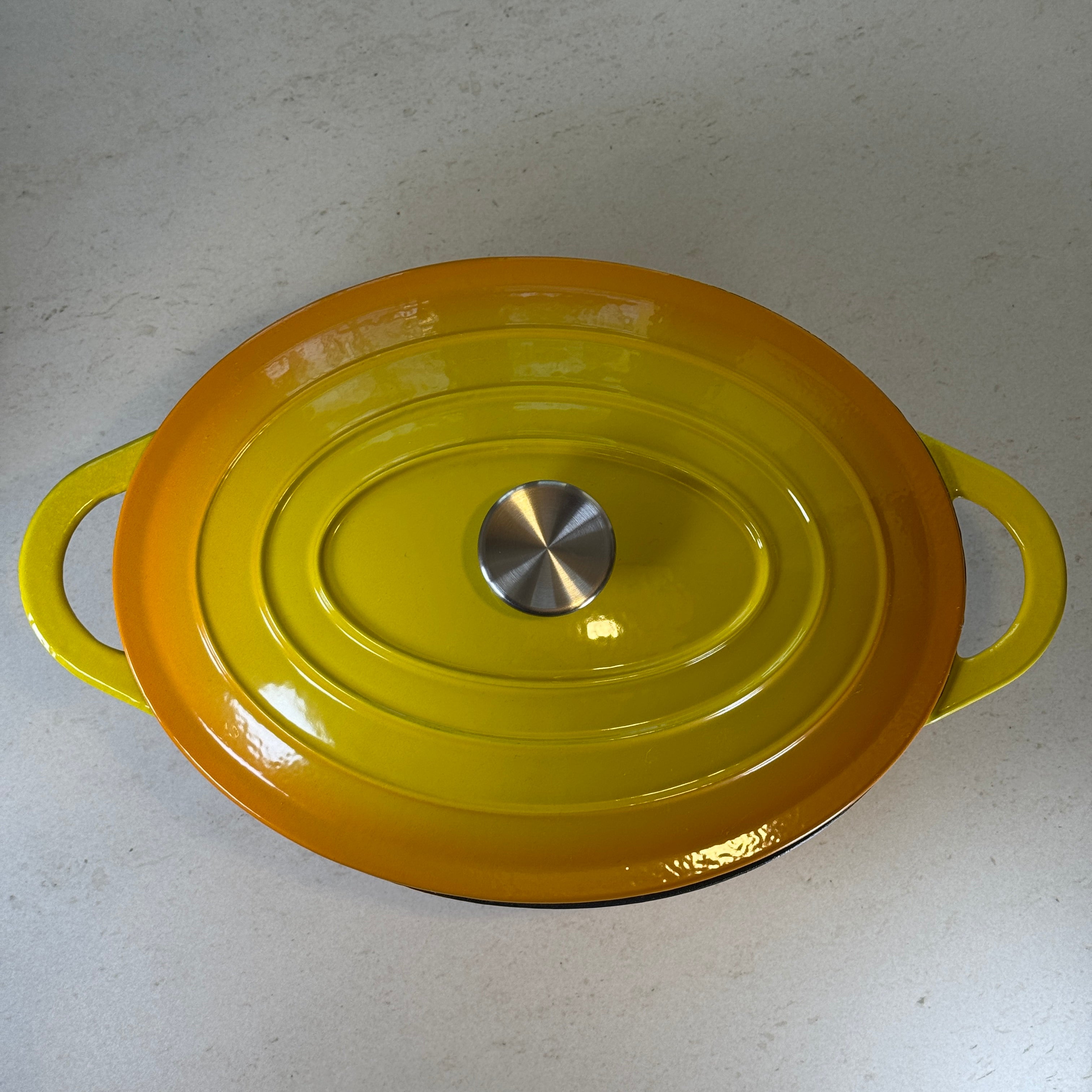 Ovale Auflaufform aus emailliertem Gusseisen – Zitronengelb