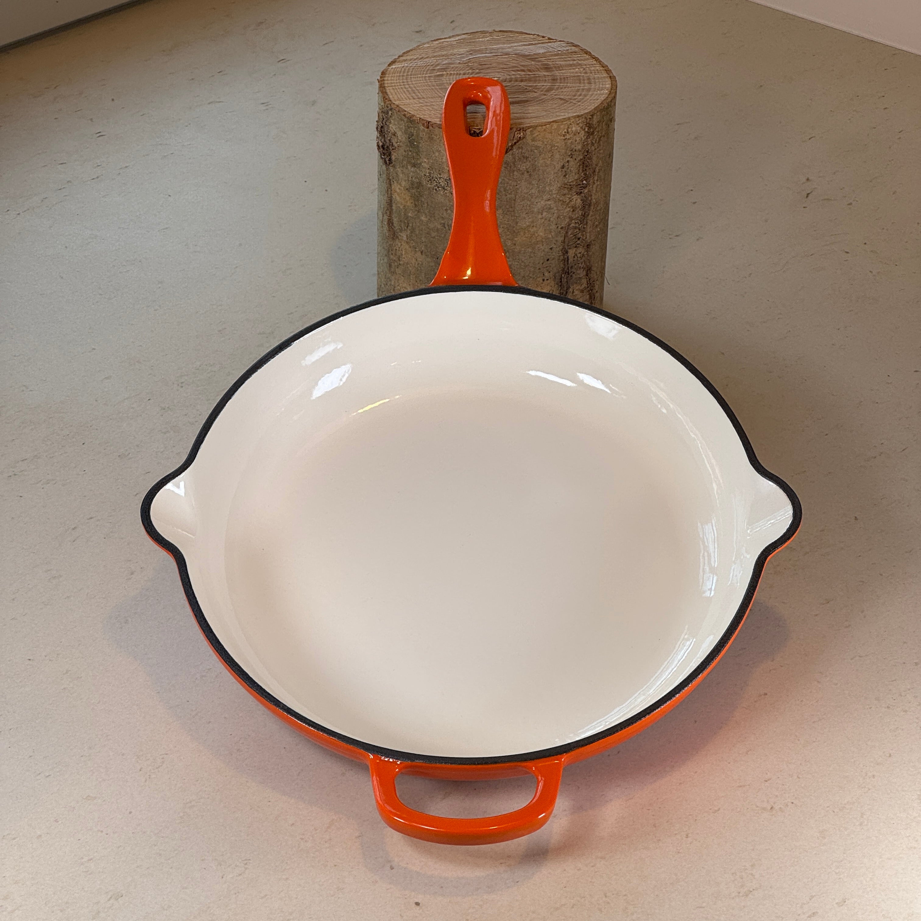 Poêle ronde en fonte émaillée avec anse – Orange