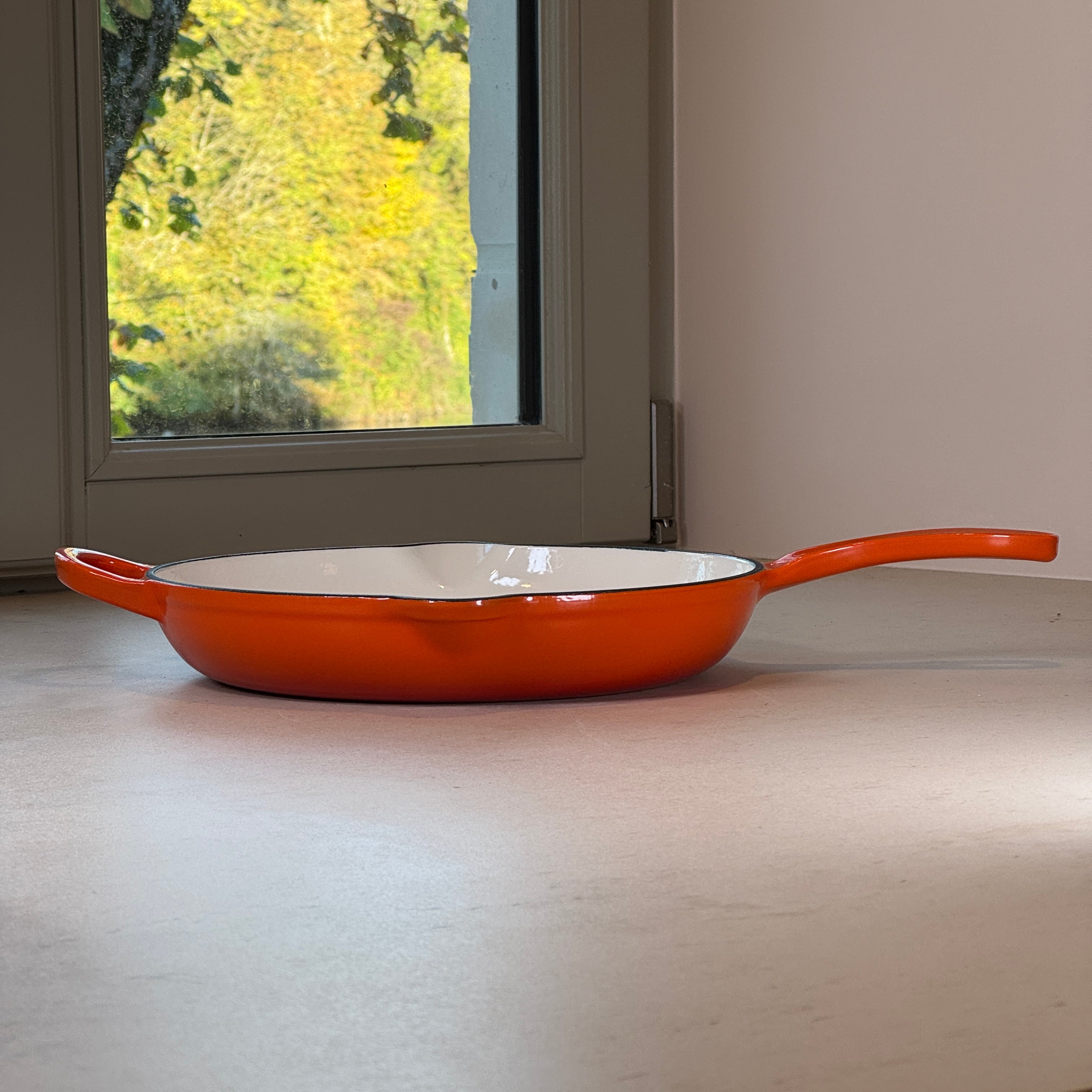 Poêle ronde en fonte émaillée avec anse – Orange