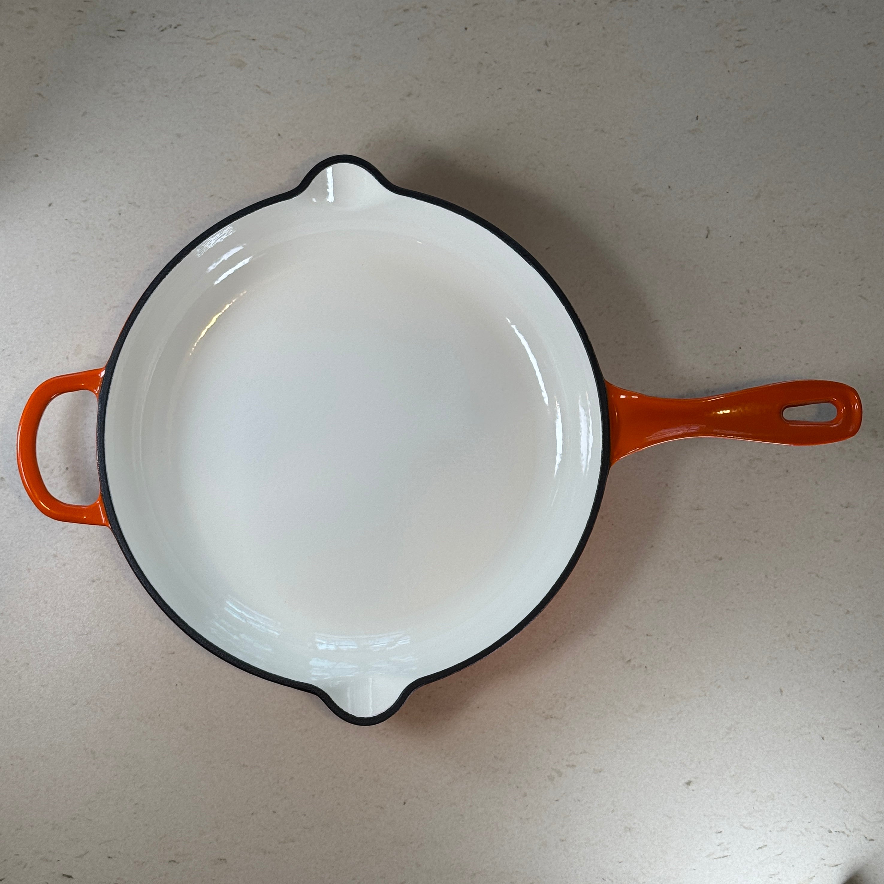 Poêle ronde en fonte émaillée avec anse – Orange