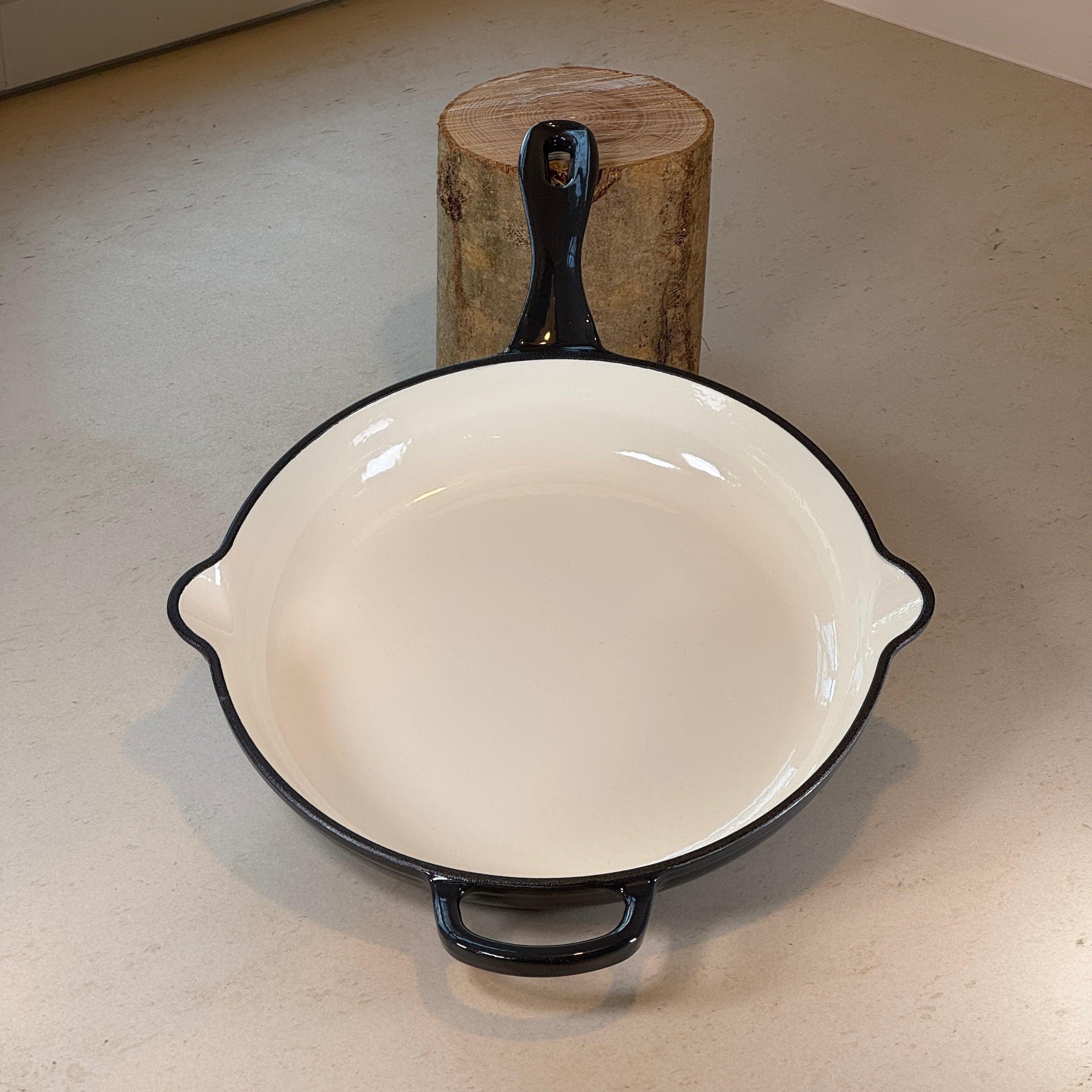 Poêle ronde en fonte émaillée avec anse – Gris Truffe