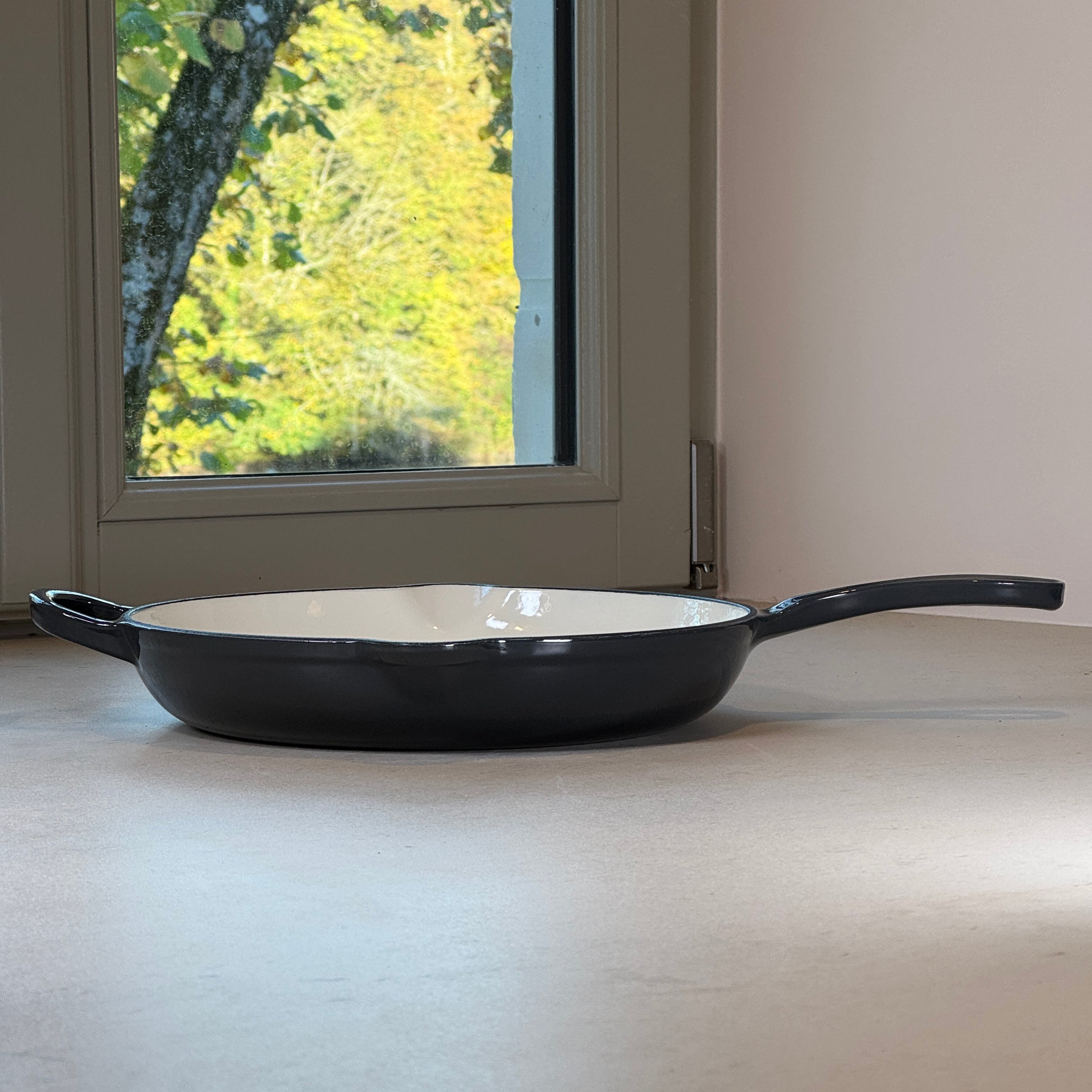 Poêle ronde en fonte émaillée avec anse – Gris Truffe