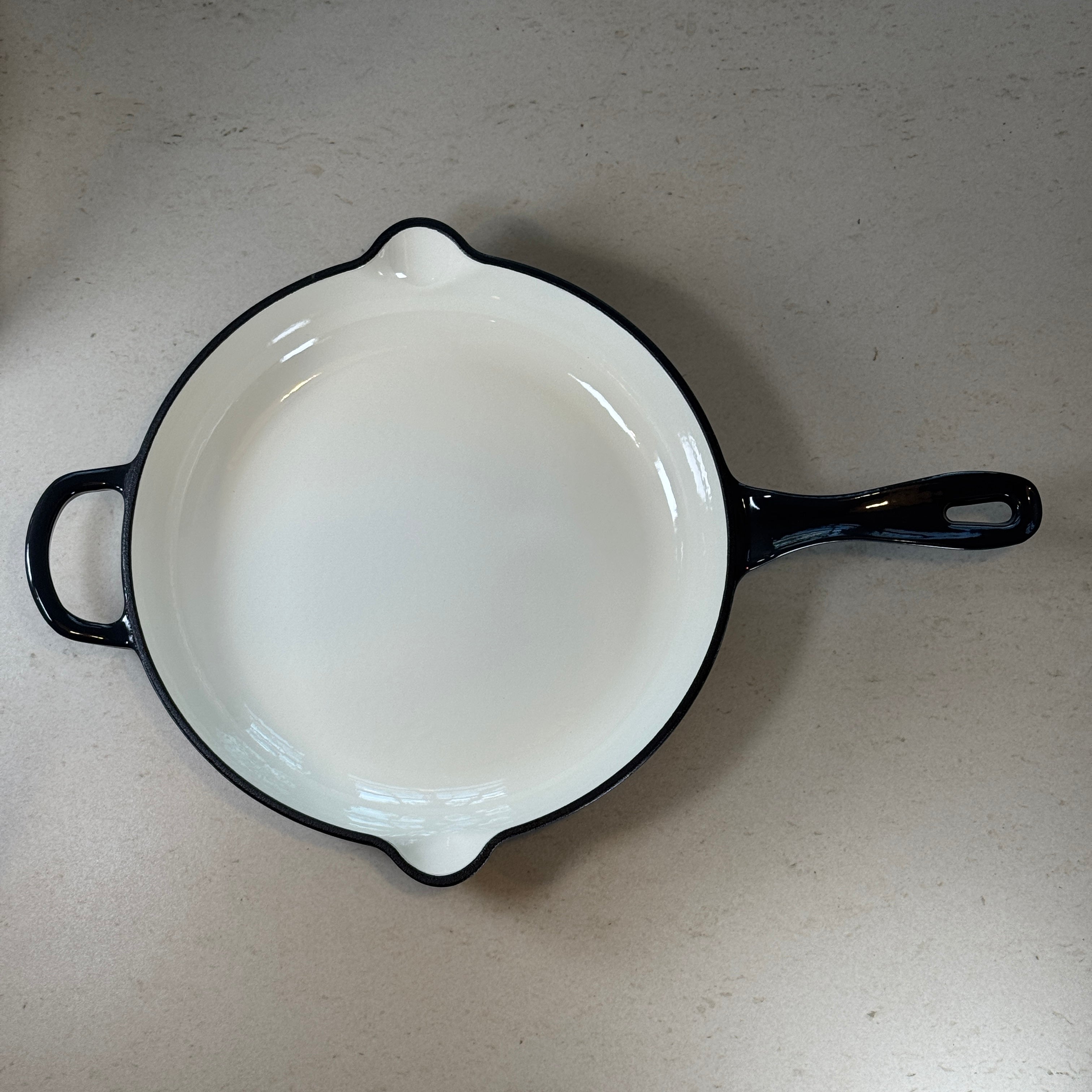 Poêle ronde en fonte émaillée avec anse – Gris Truffe