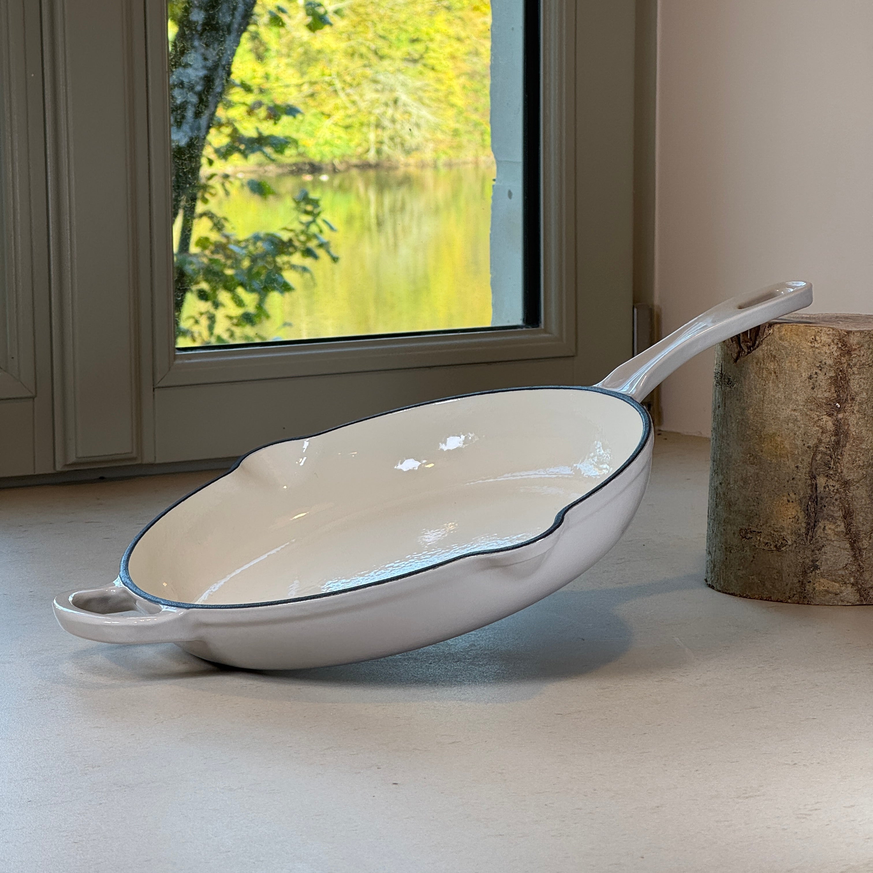 Poêle ronde en fonte émaillée avec anse – Gris Meringue