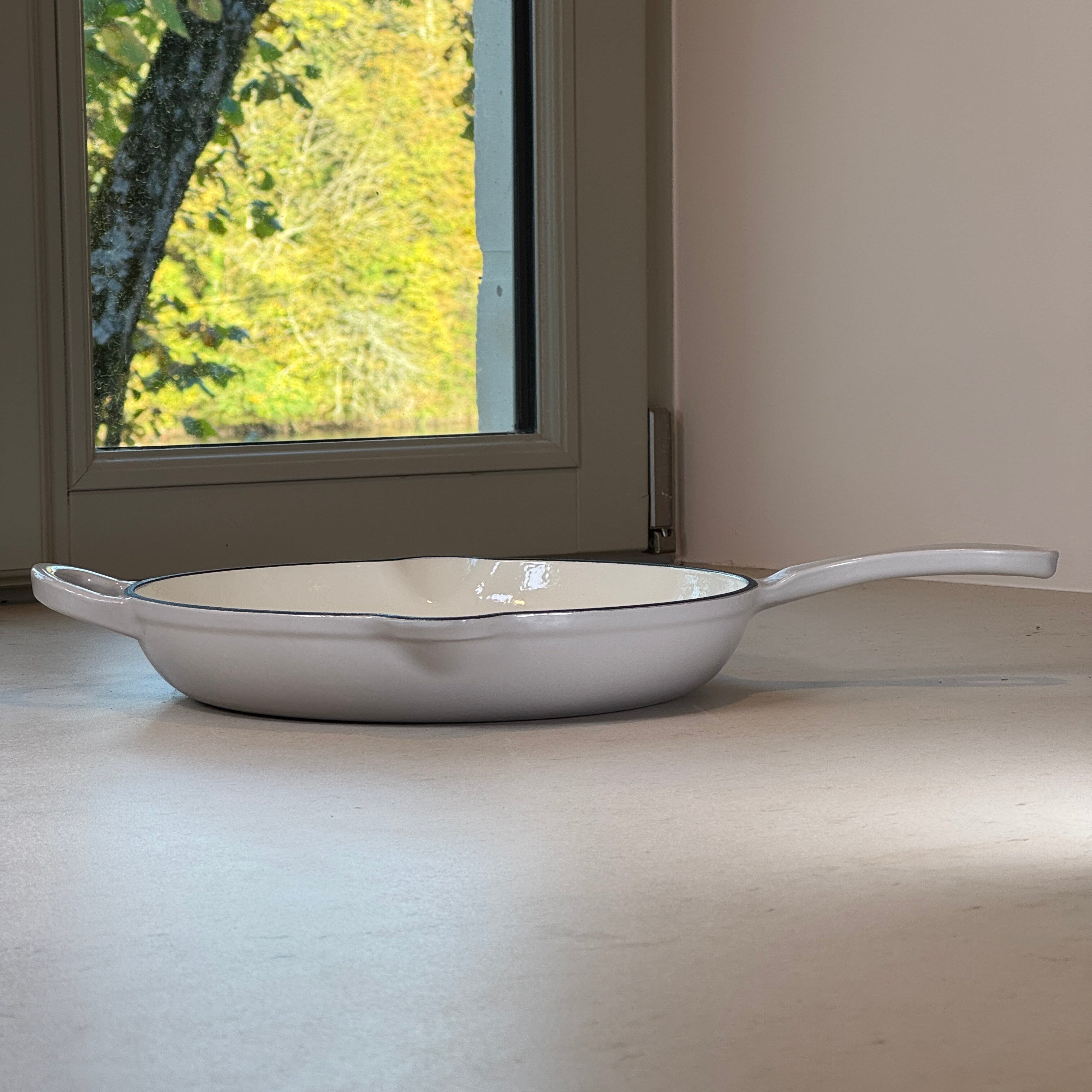 Poêle ronde en fonte émaillée avec anse – Gris Meringue