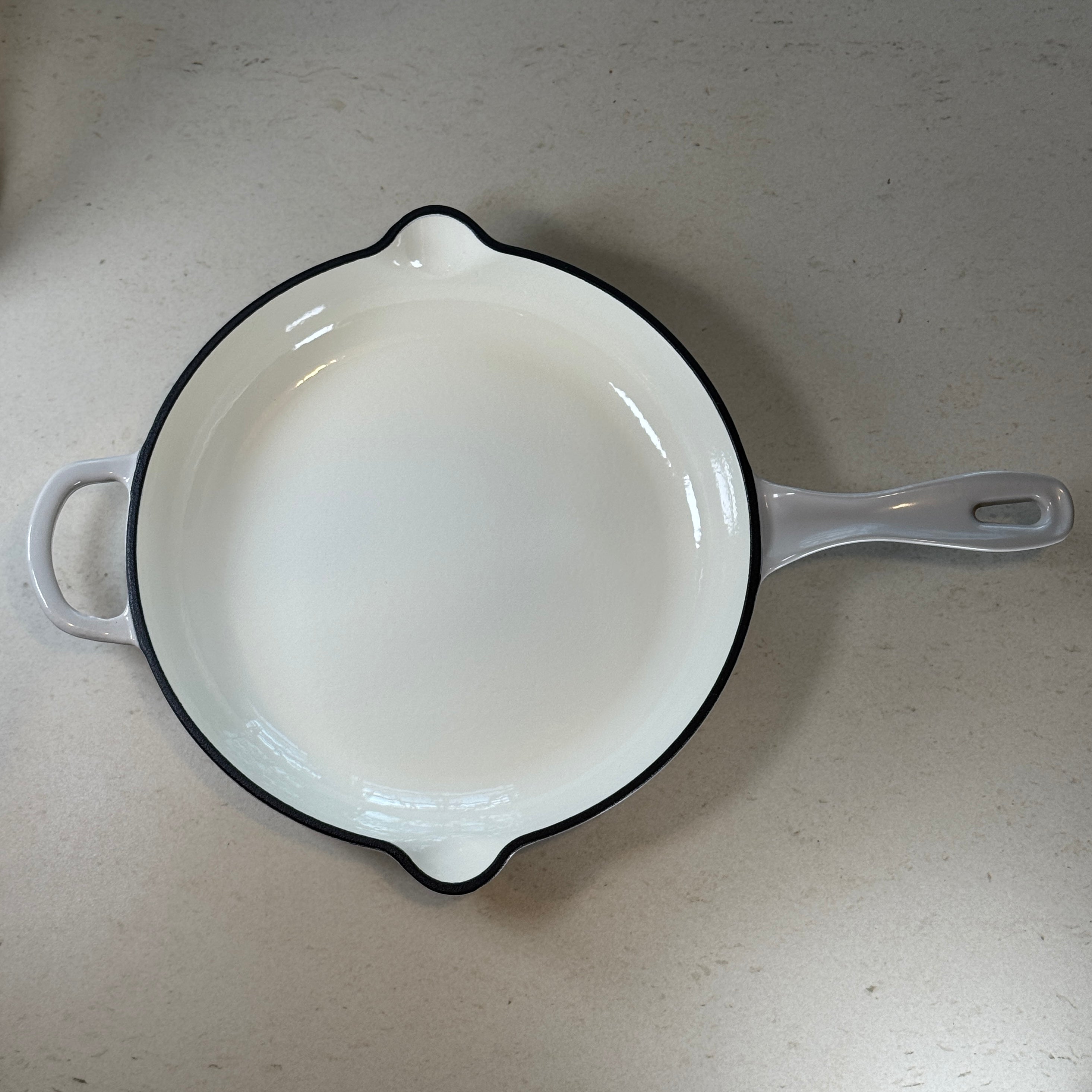 Poêle ronde en fonte émaillée avec anse – Gris Meringue