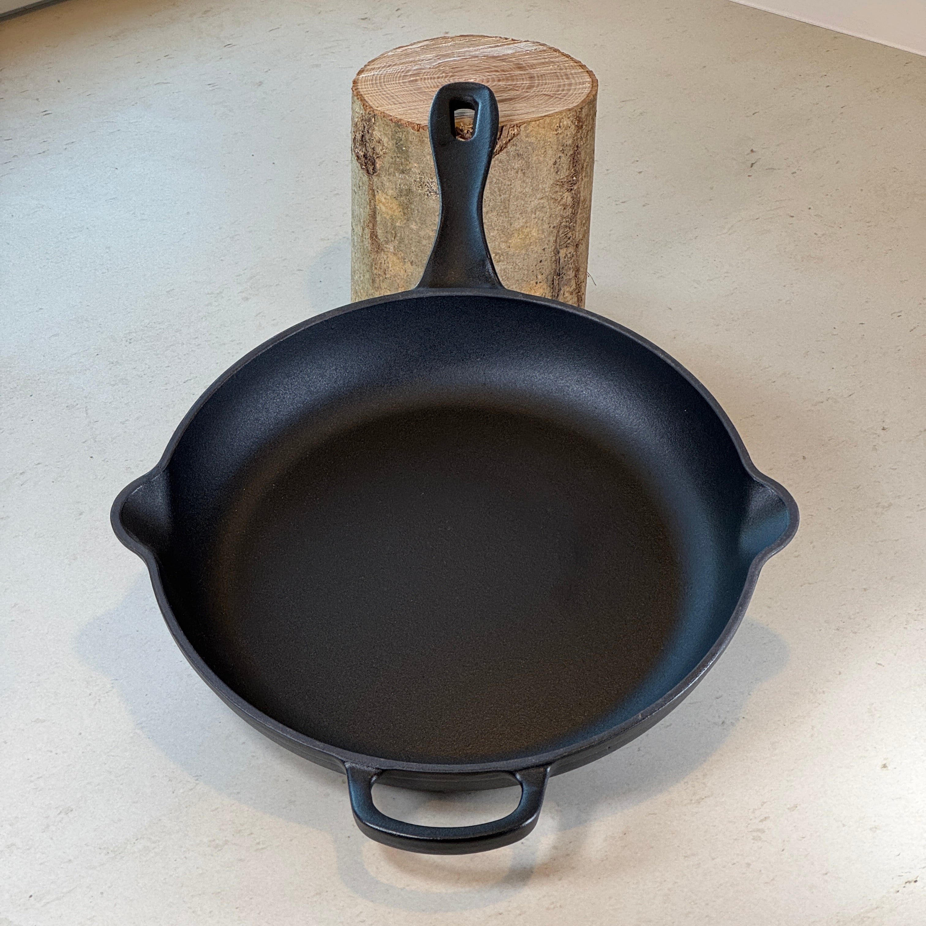 Poêle ronde en fonte avec anse – Noir Mat