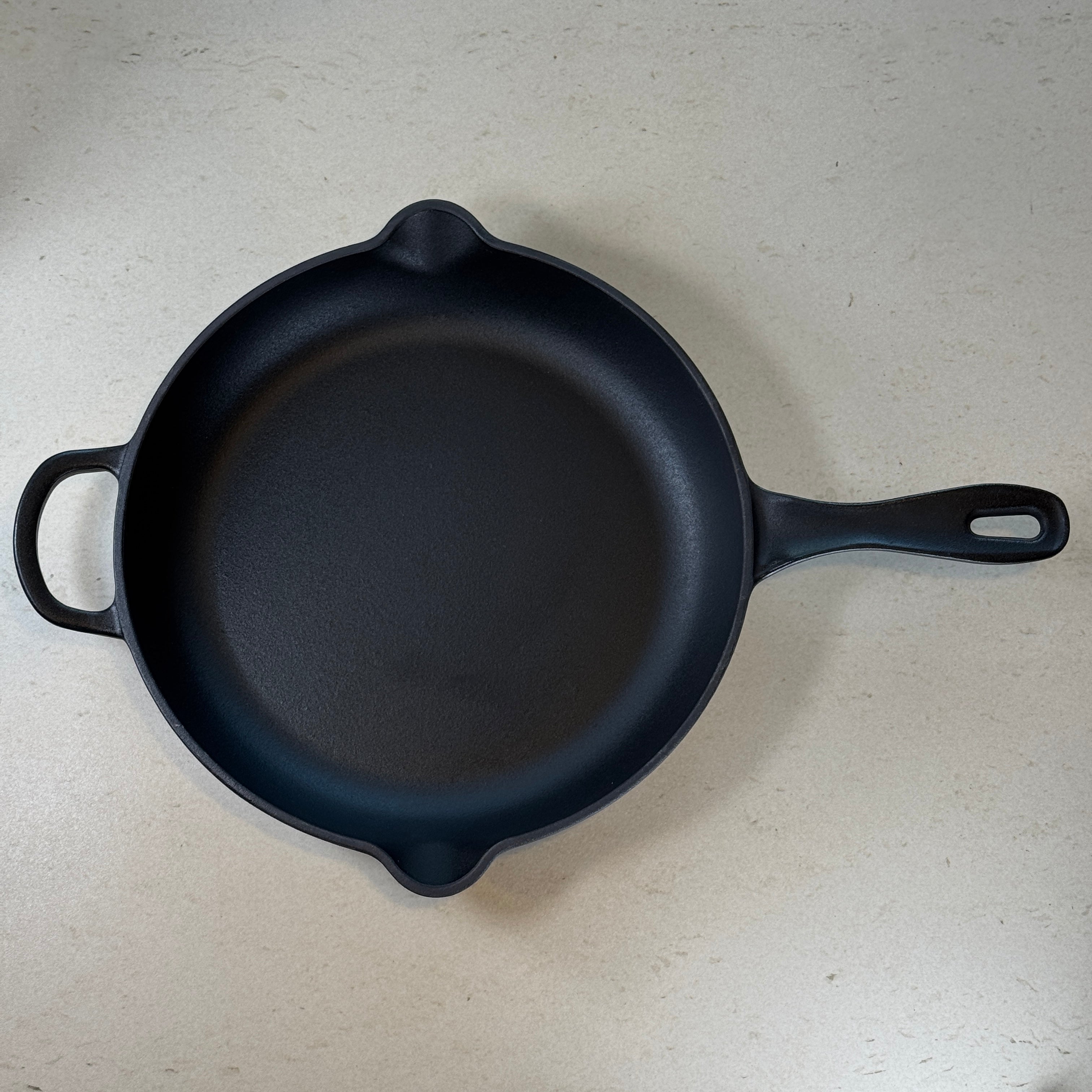 Poêle ronde en fonte avec anse – Noir Mat