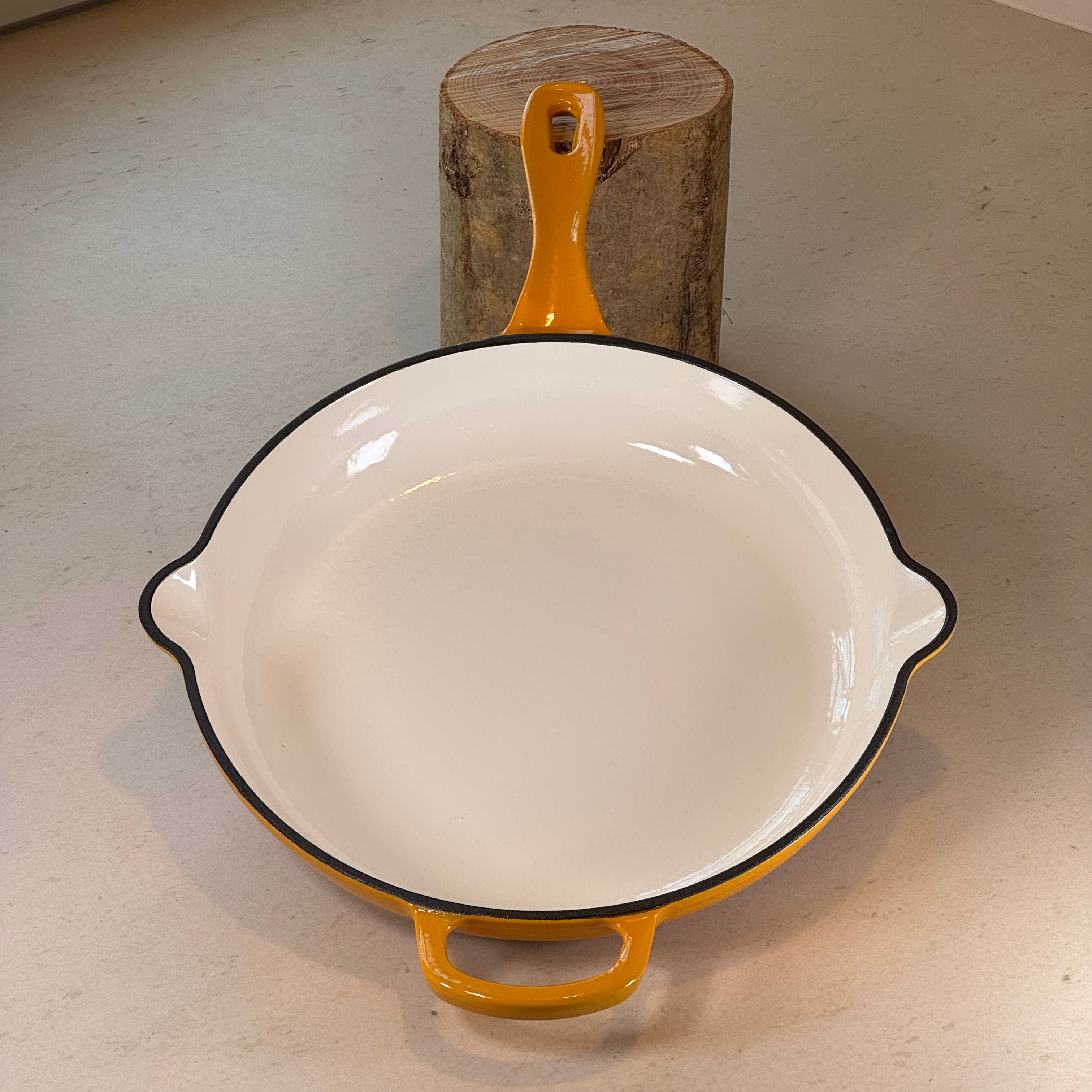 Poêle ronde en fonte émaillée avec anse – Jaune Moutarde