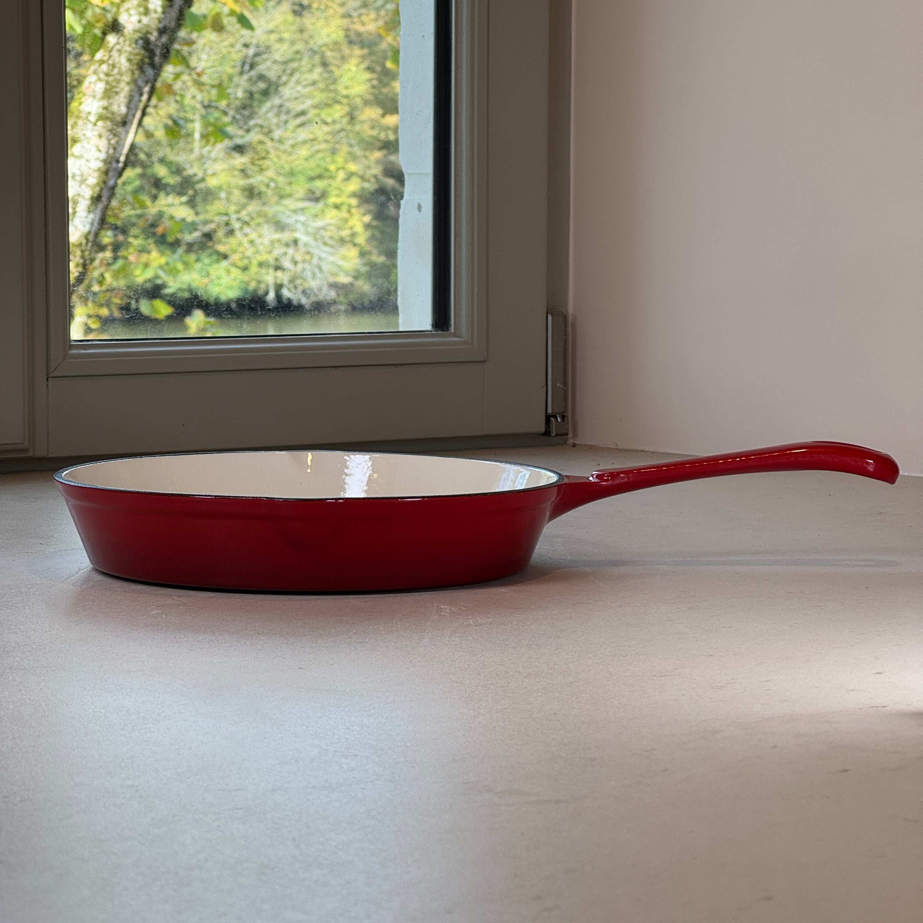 Poêle ronde en fonte émaillée – Rouge Cerise