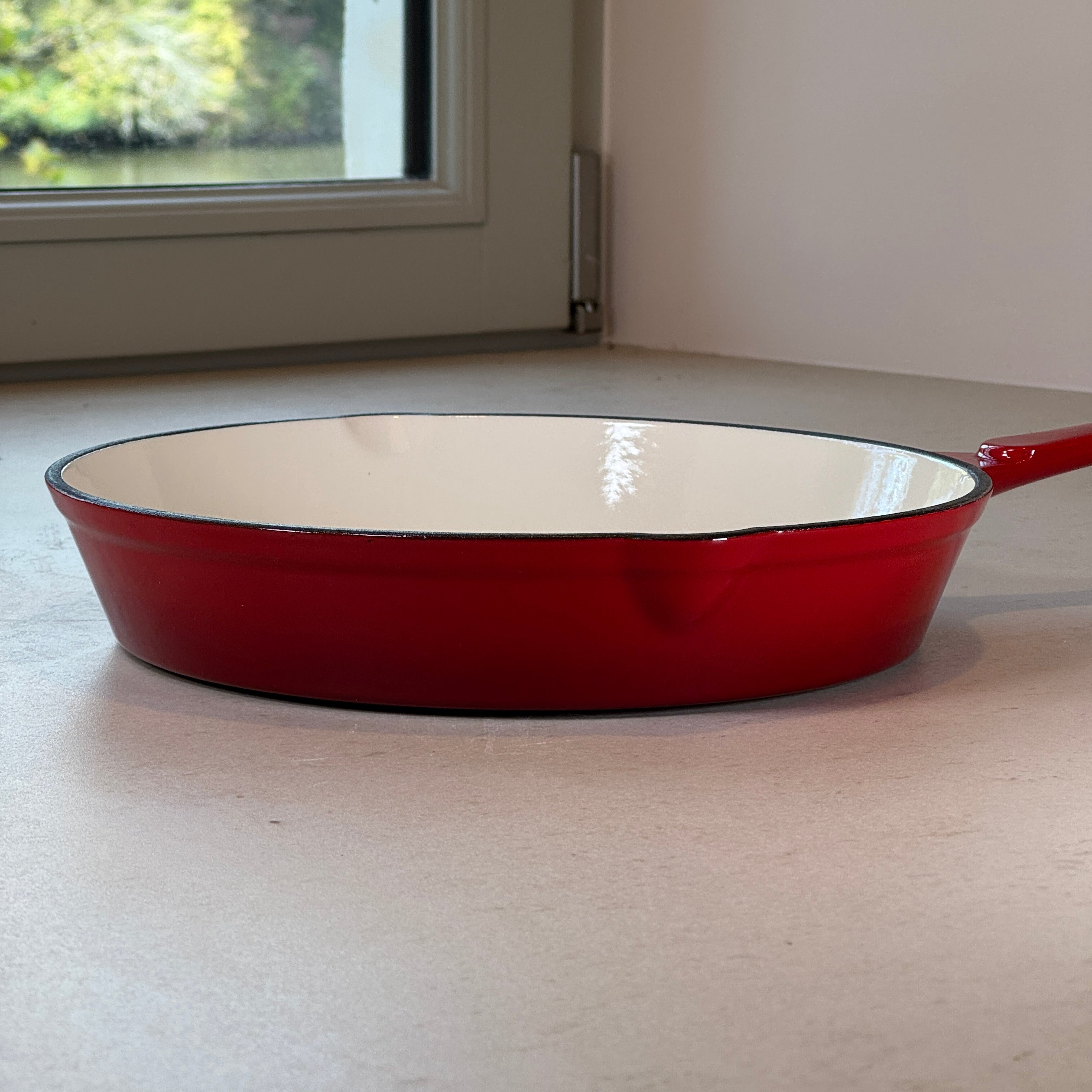 Poêle ronde en fonte émaillée – Rouge Cerise