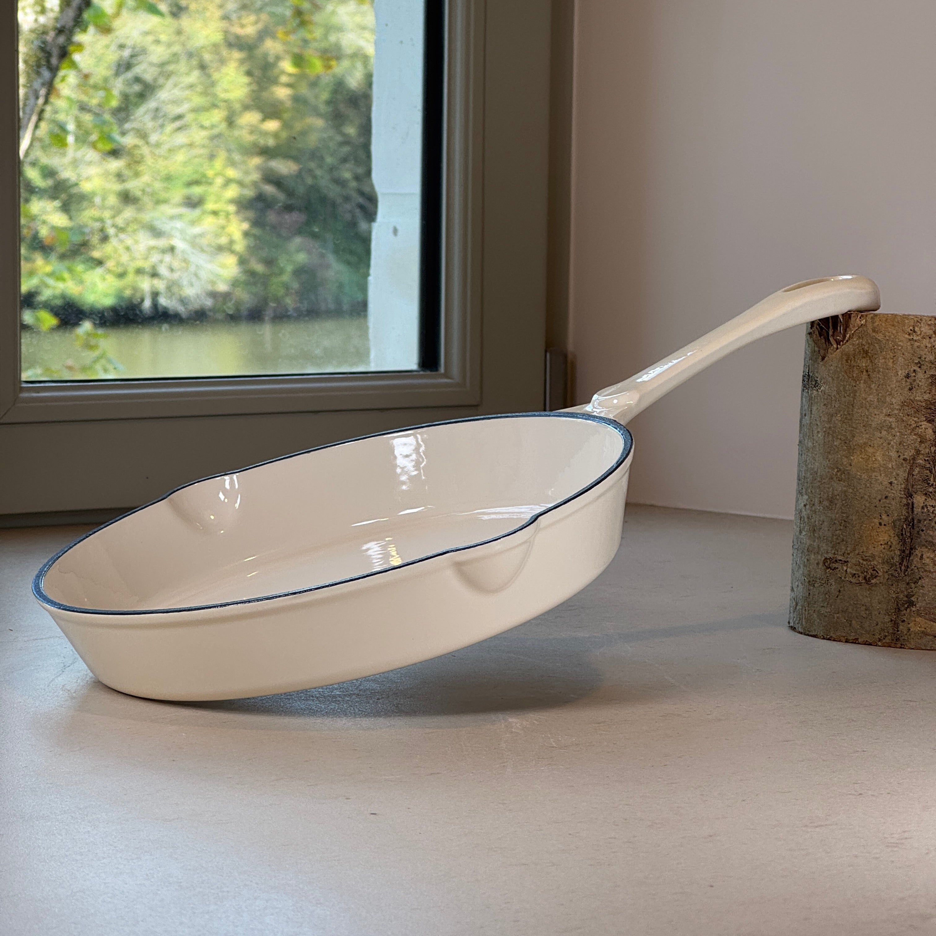 Poêle ronde en fonte émaillée – Blanc Vanille