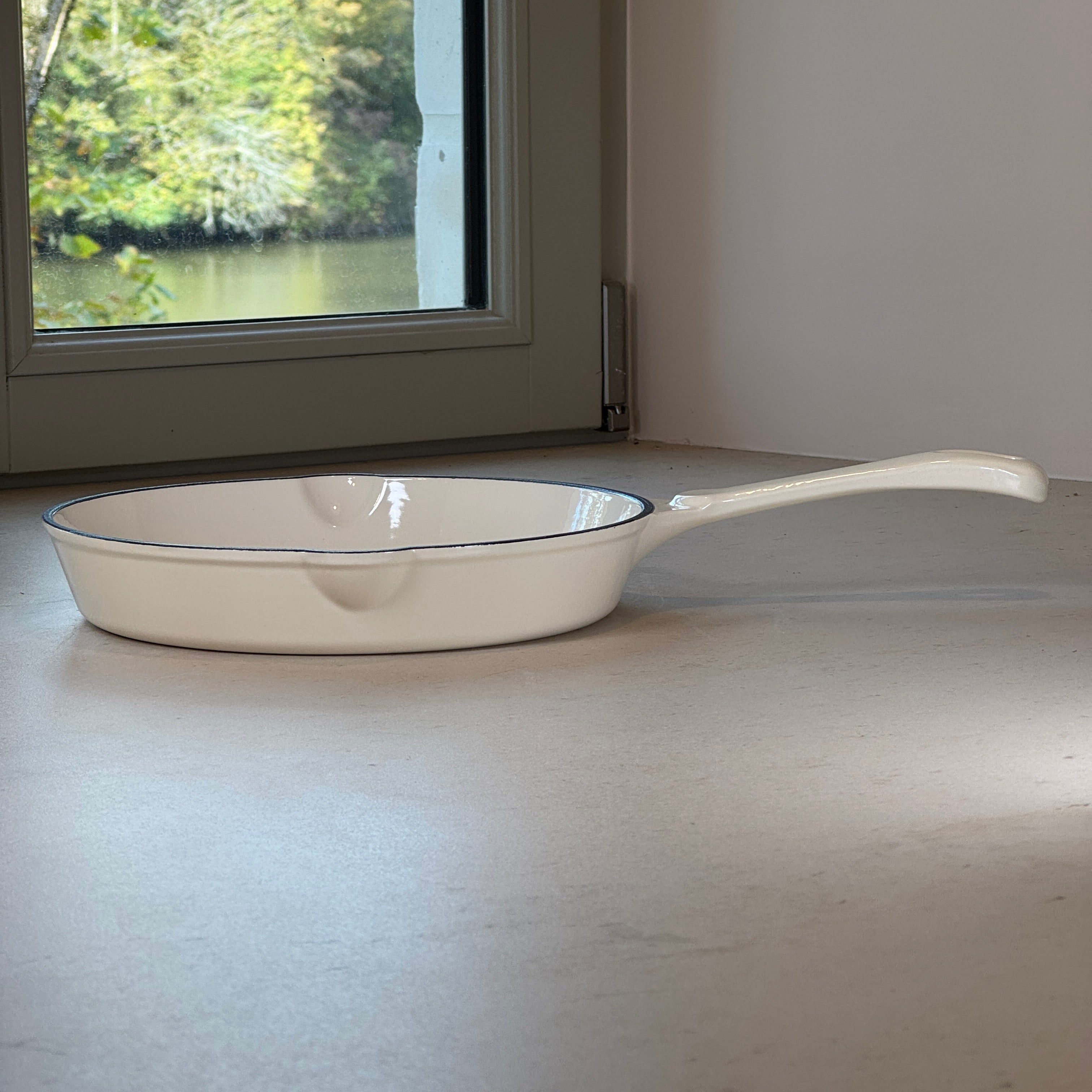 Poêle ronde en fonte émaillée – Blanc Vanille