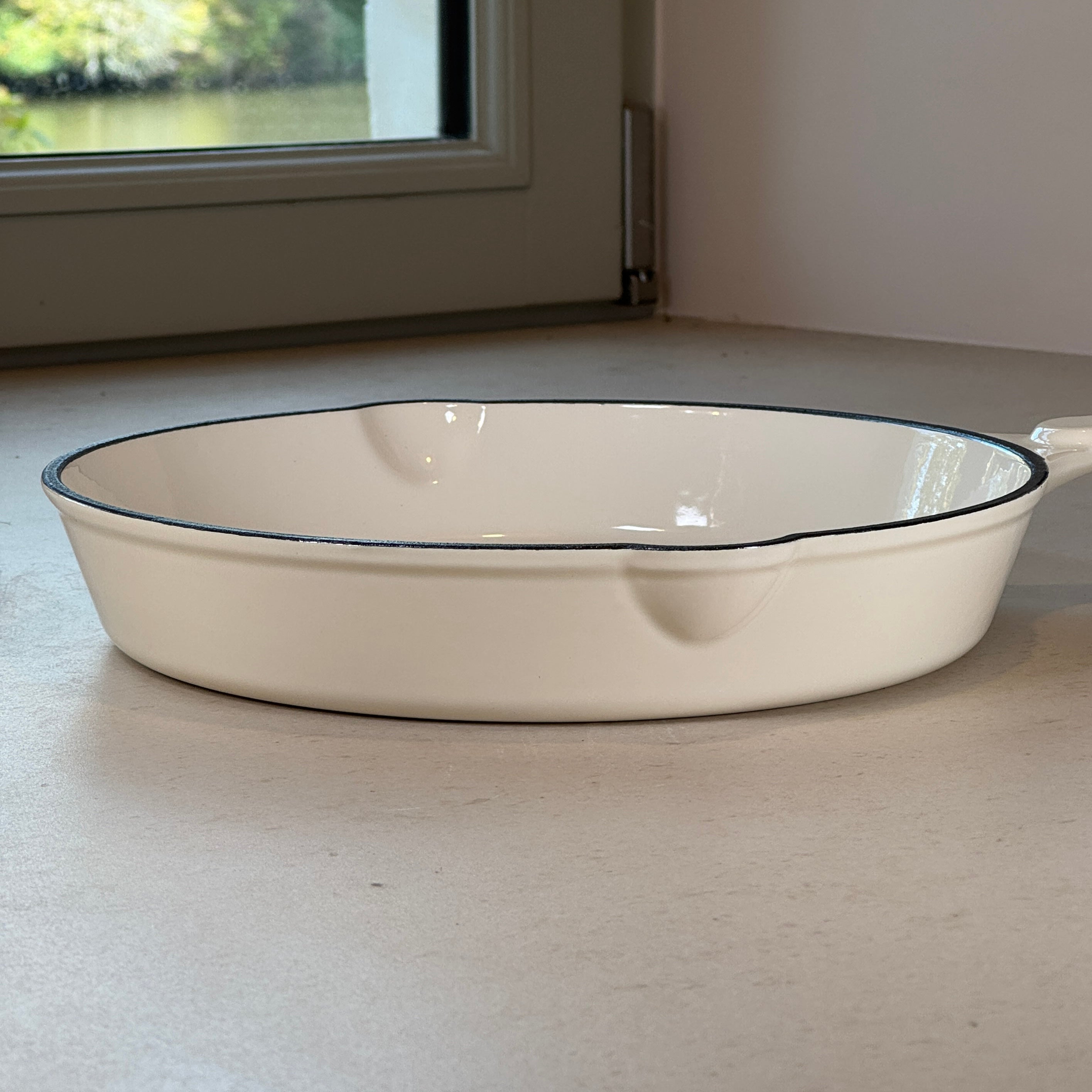 Poêle ronde en fonte émaillée – Blanc Vanille