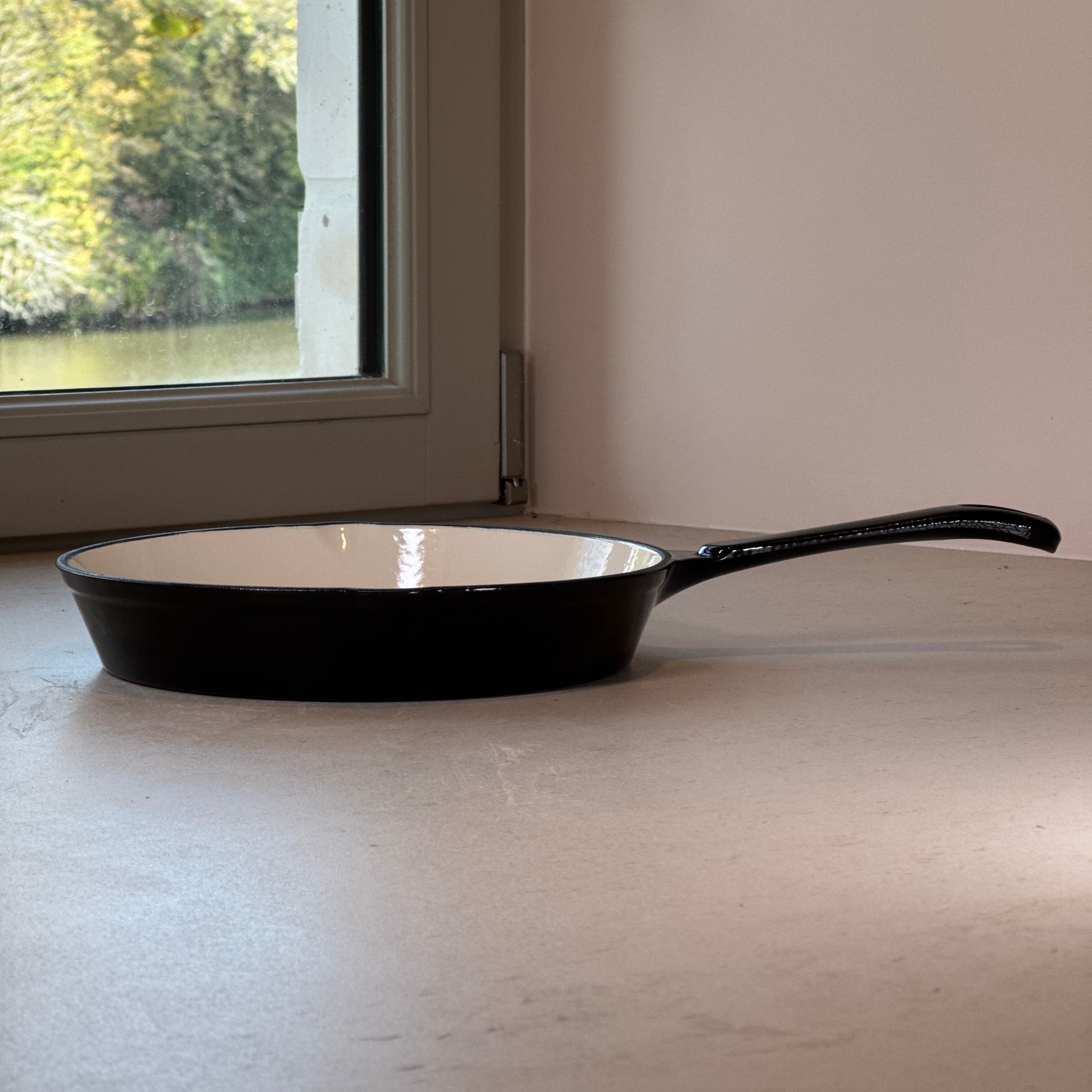 Poêle ronde en fonte émaillée – Noir Brillant