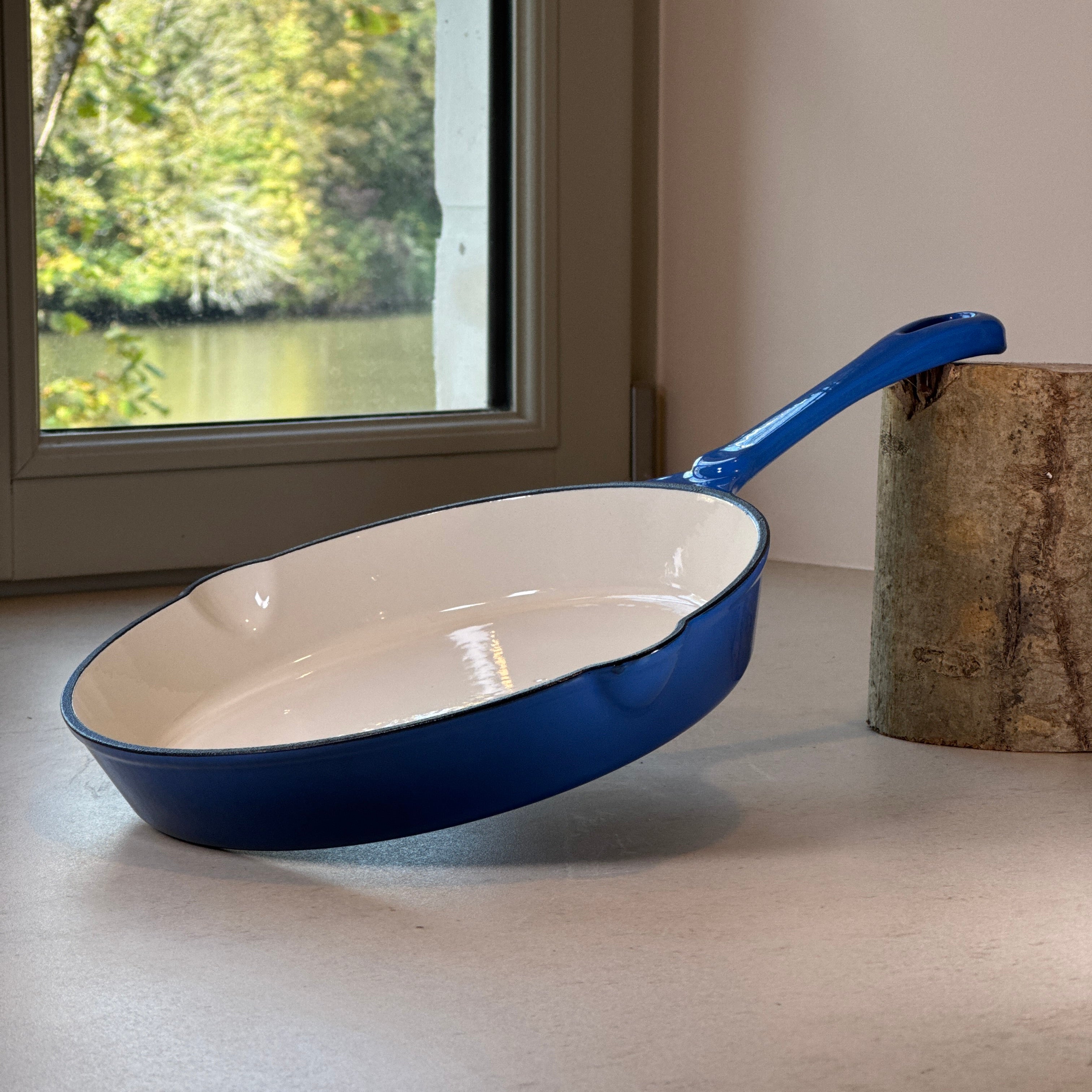 Poêle ronde en fonte émaillée – Bleu Myrtille