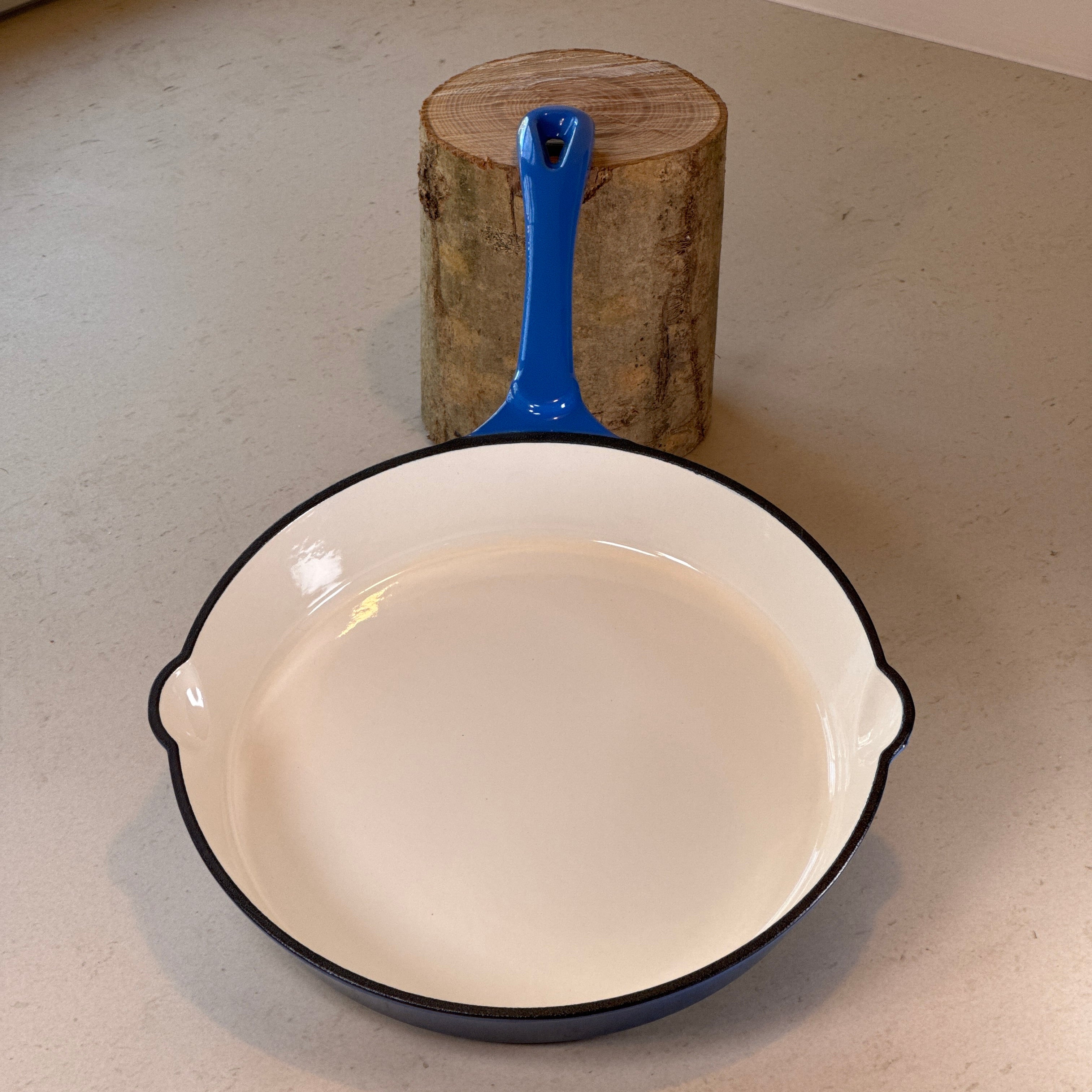 Poêle ronde en fonte émaillée – Bleu Myrtille