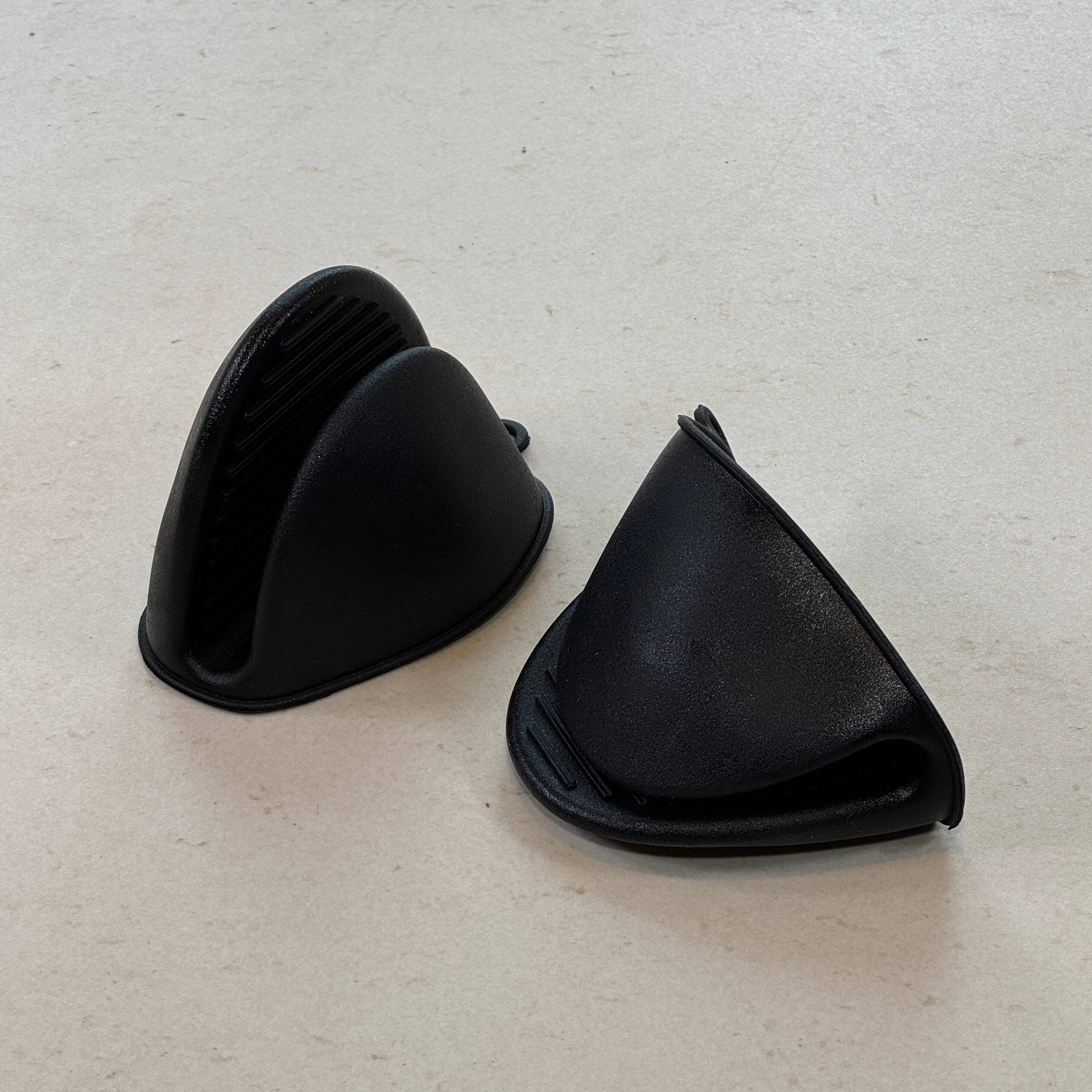 Paire de maniques en silicone noir