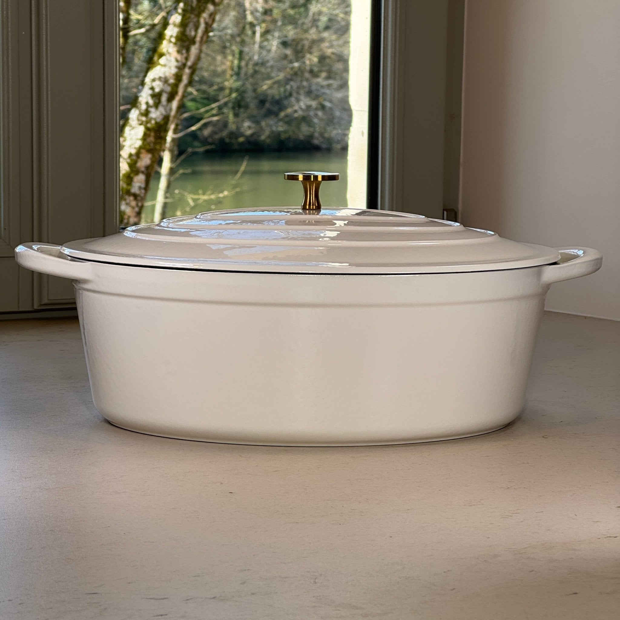 Shiny gold button adaptable to all lids