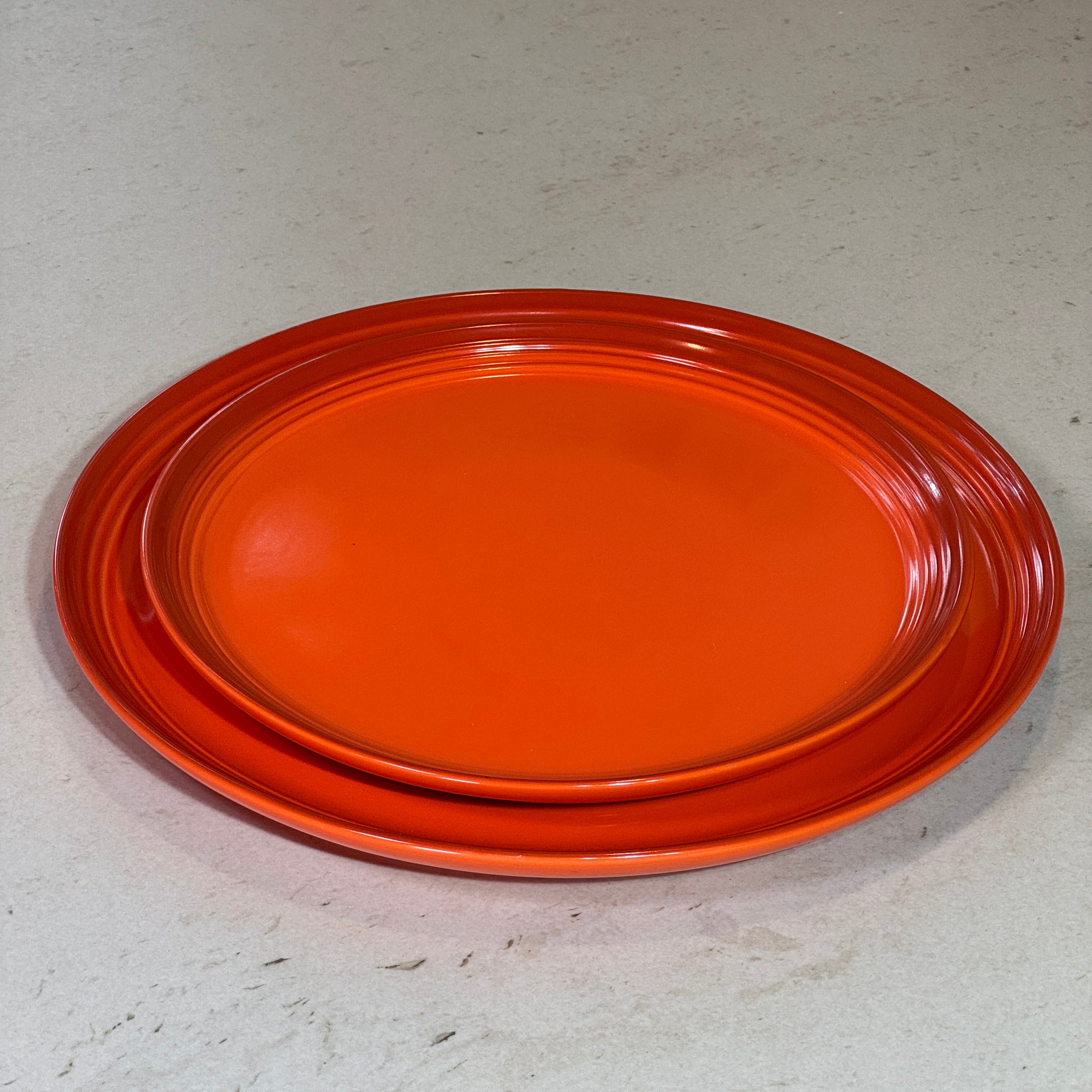 Assiette à dessert 22 cm et assiette plate 27 cm en céramique émaillée orange, idéales pour dresser une table élégante.