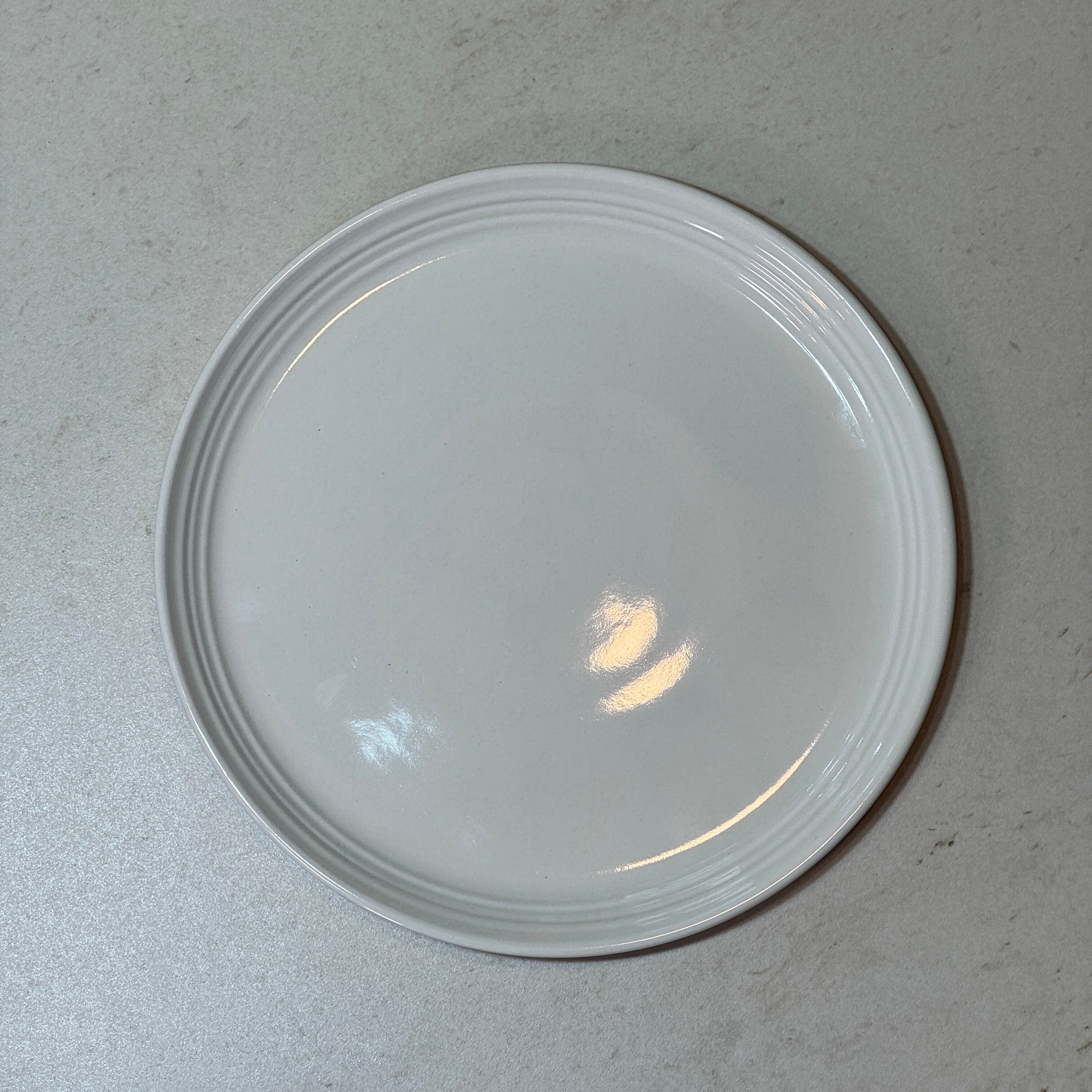 Assiette à dessert 22 cm en céramique émaillée blanc pour desserts, pâtisseries, entrées et petits-déjeuners.