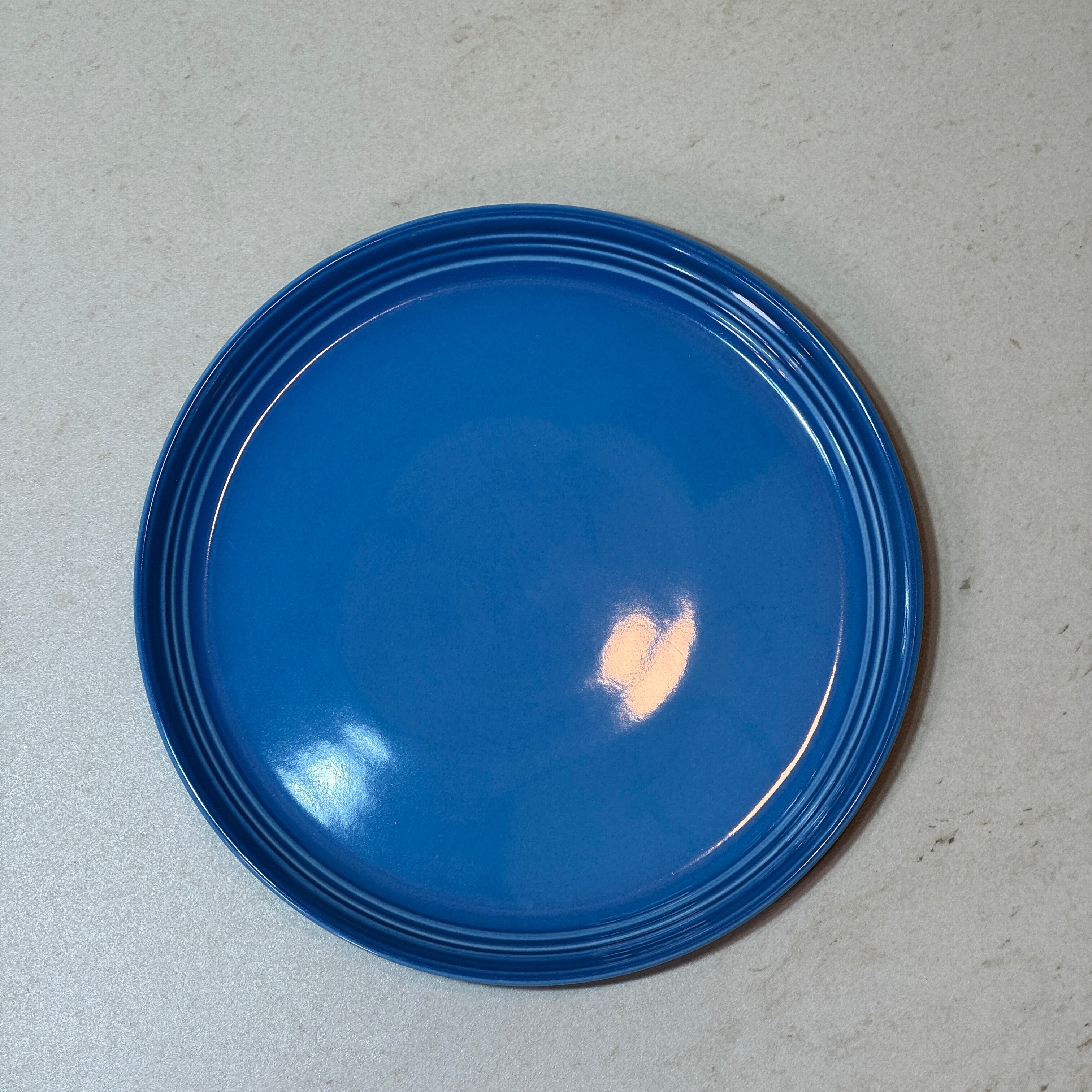 Assiette à dessert 22 cm en céramique émaillée bleu pour desserts, pâtisseries, entrées et petits-déjeuners.