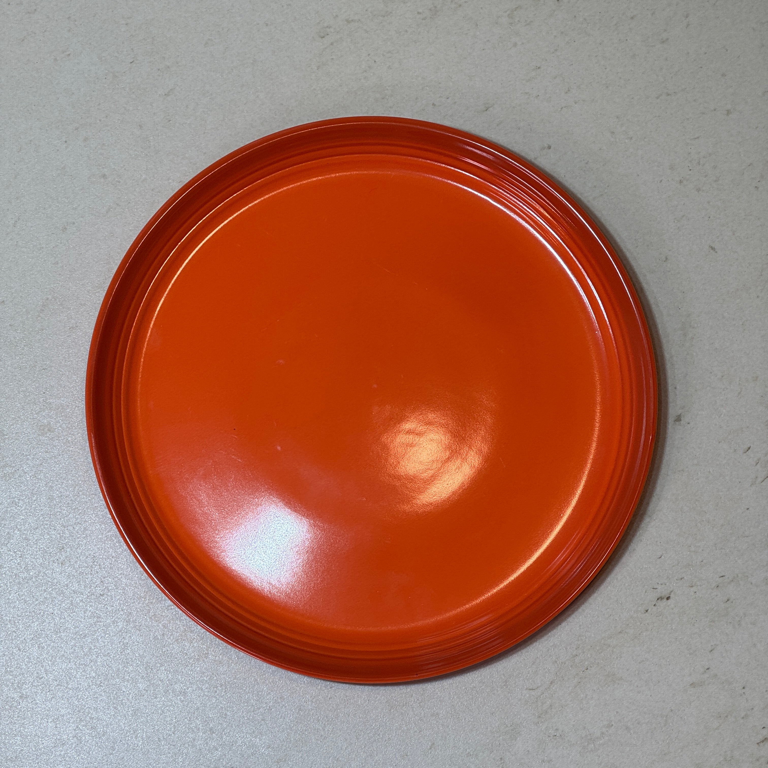 Assiette à dessert 22 cm en céramique émaillée orange pour desserts, pâtisseries, entrées et petits-déjeuners.