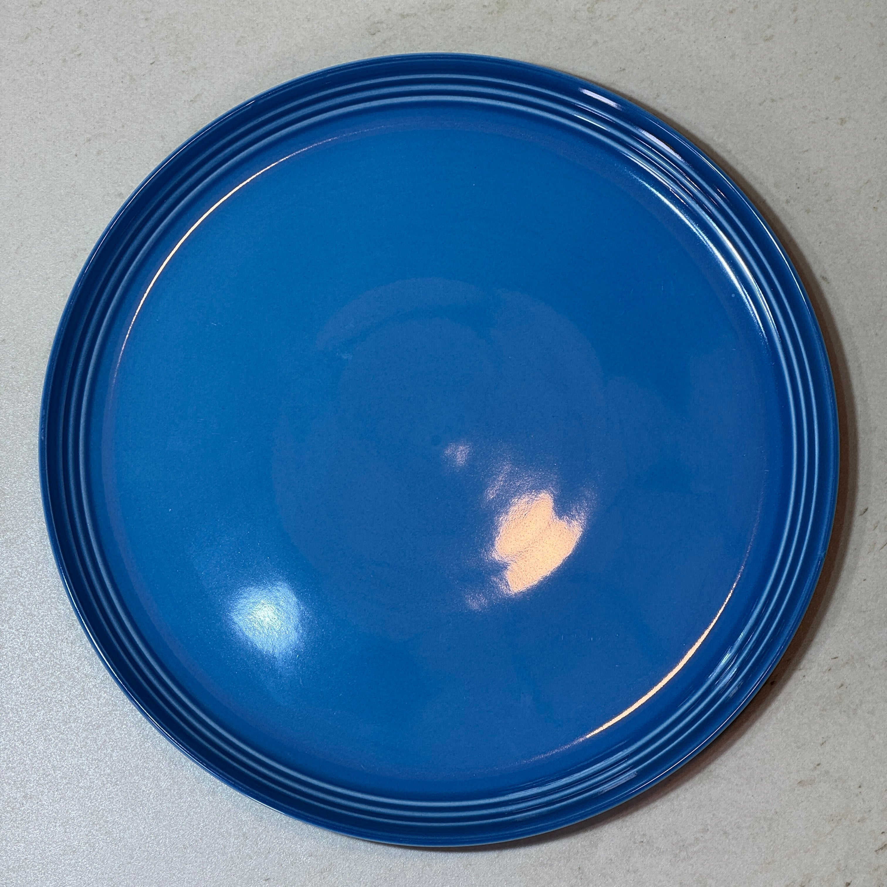 Assiette plate 27 cm en céramique émaillée bleu, parfaite pour les plats principaux, grillades, pâtes et salades.