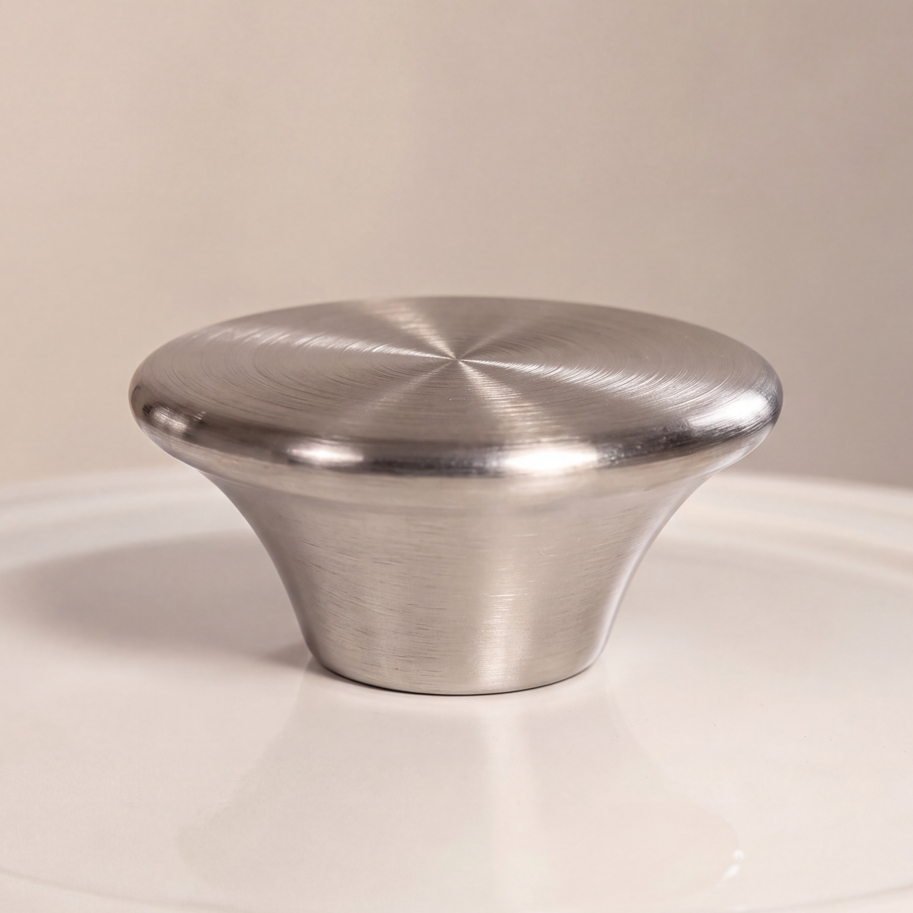 Bouton argenté adaptable sur les couvercles cocottes en fonte et autres ustensiles de cuisson avec un couvercle
