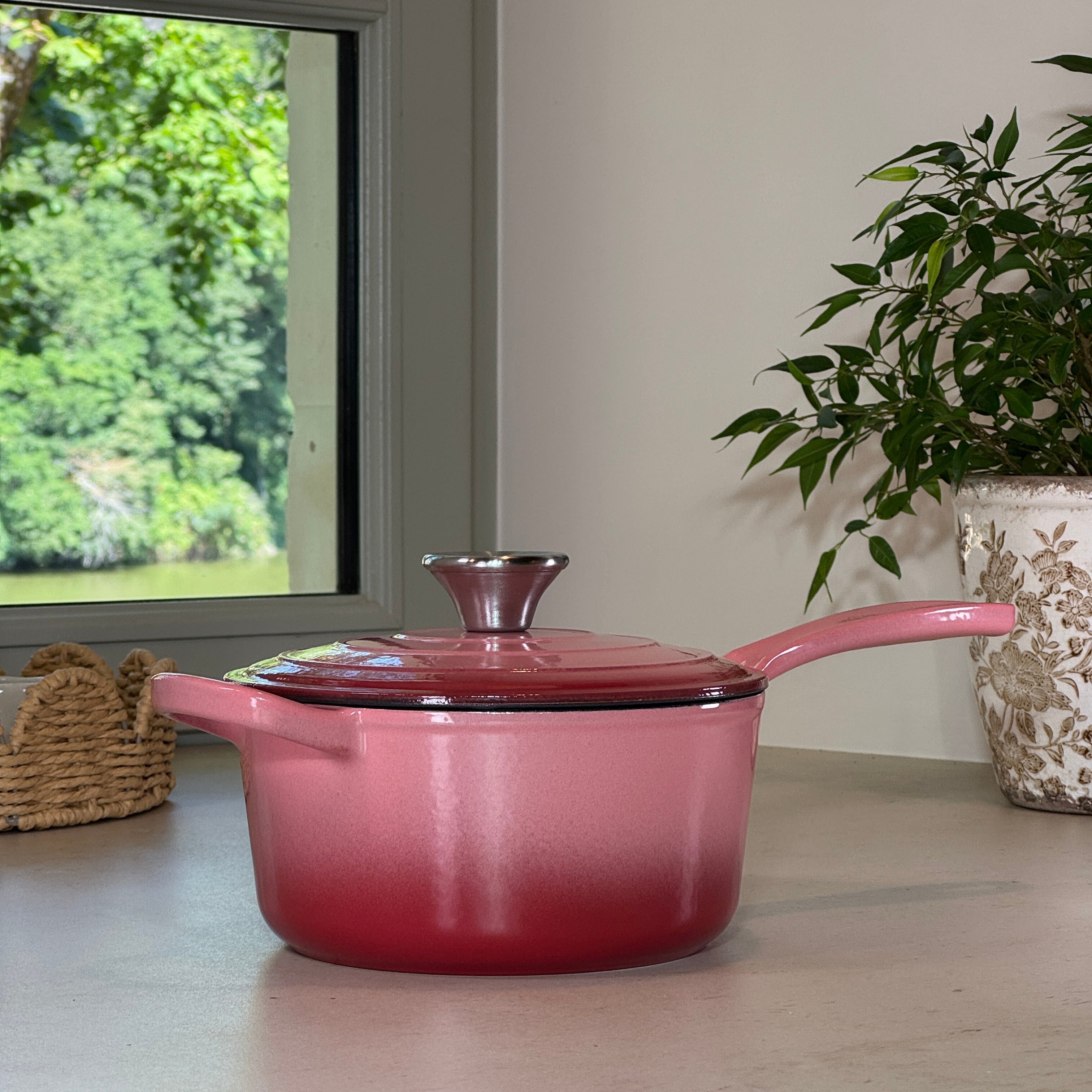 Casserole en fonte émaillée Rose 19 cm avec couvercle à picots et anse ergonomique