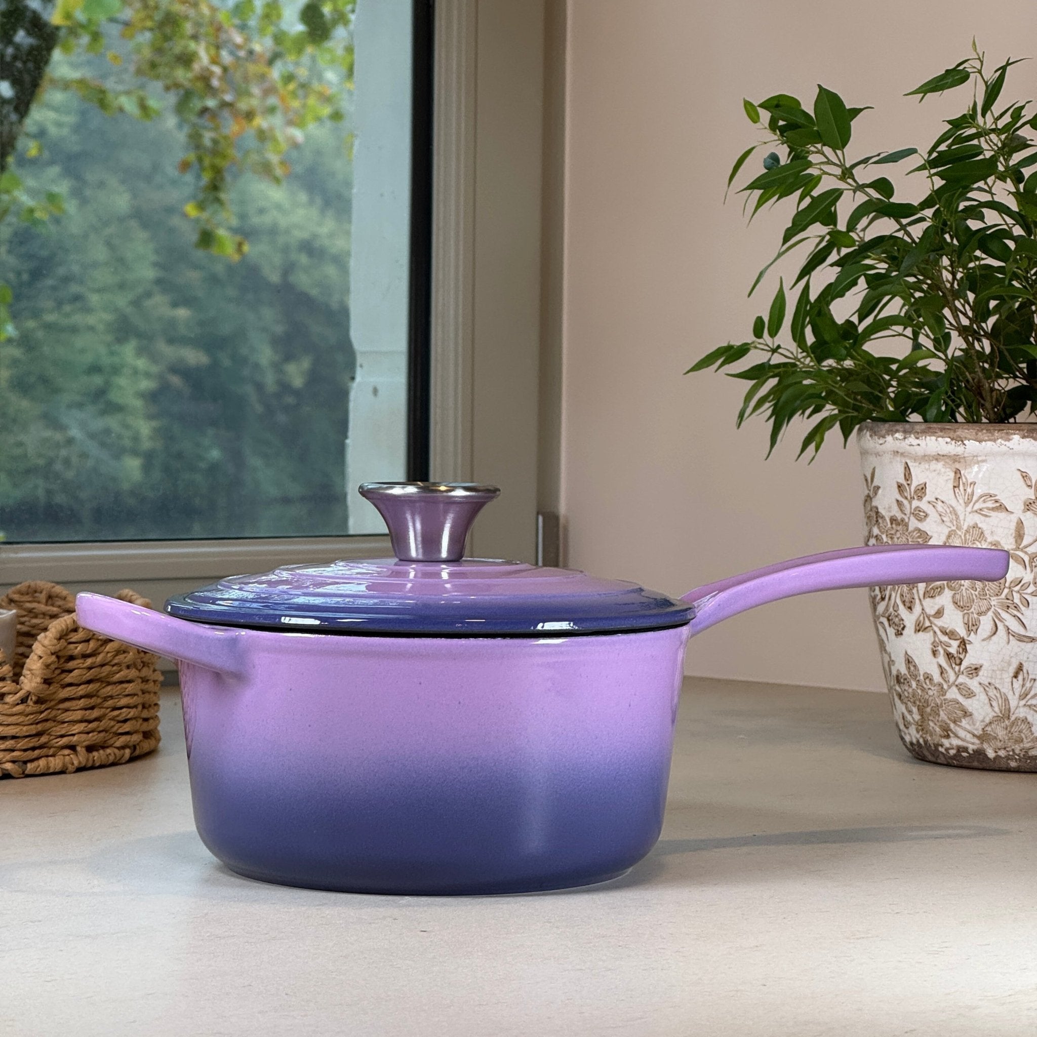 Casserole en fonte émaillée Violet Prune 19 cm avec couvercle à picots et anse ergonomique